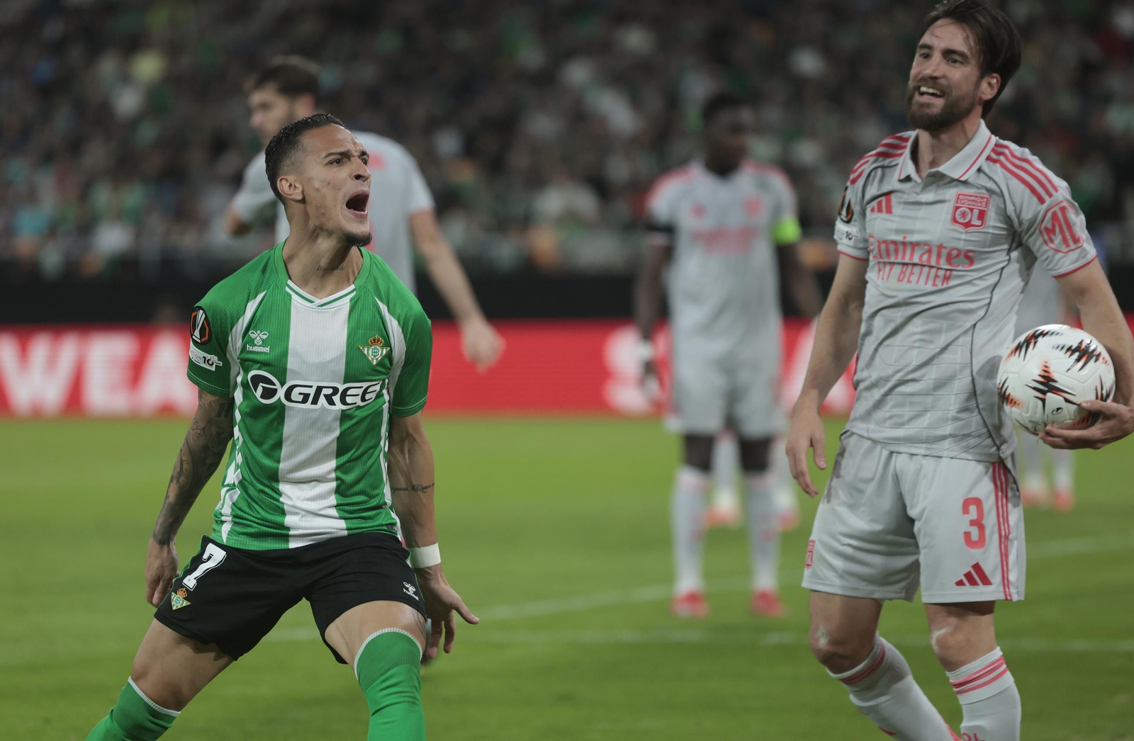 Antony calienta a la grada después de provocar un córner de Tagliafico en un balón que parecía perdido.