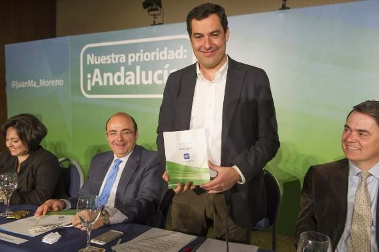 Juanma Moreno presenta su programa./ Efe