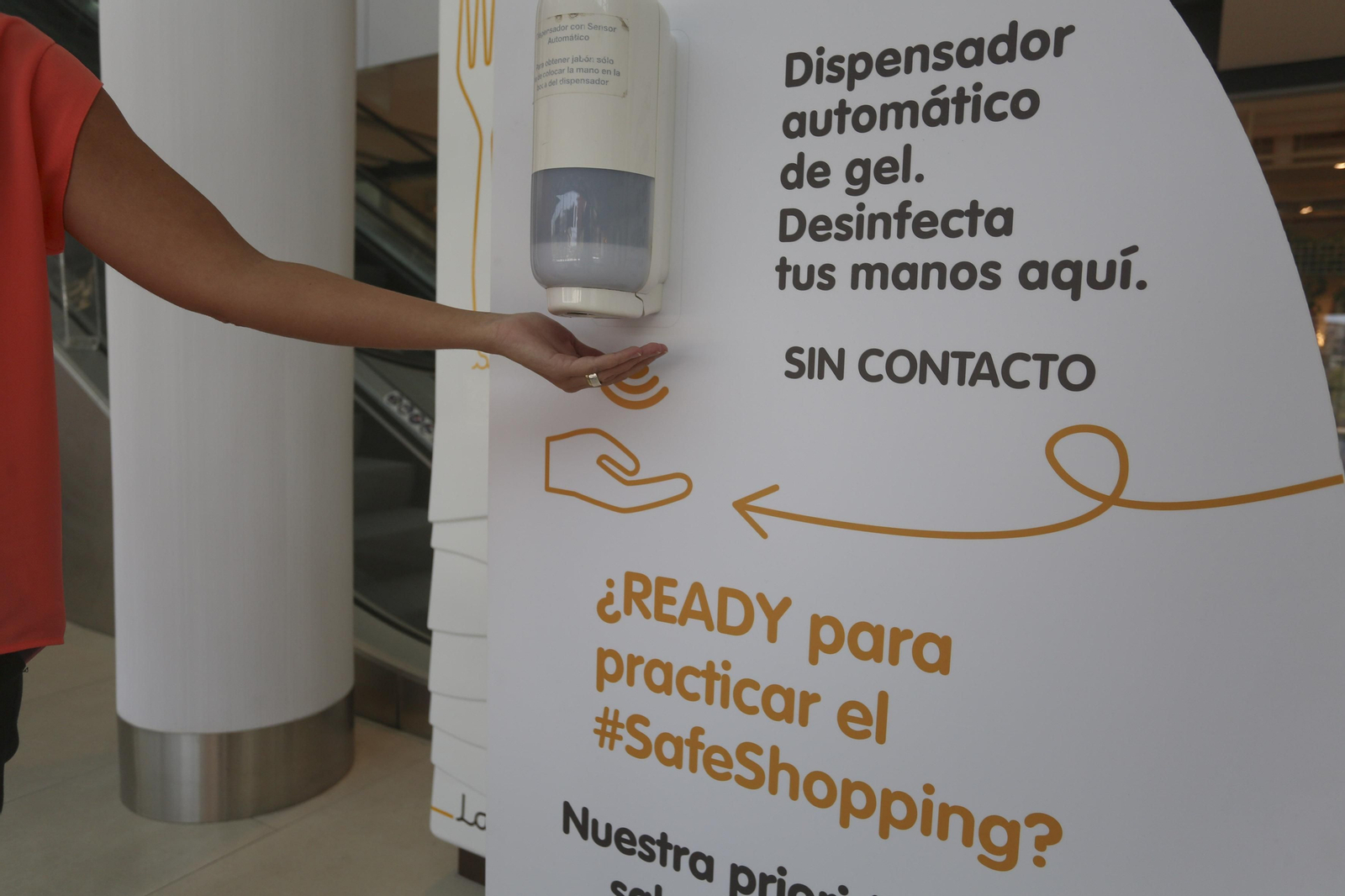 El centro comercial Larios Centro se prepara para su apertura el lunes, en la fase 2 de la desescalada