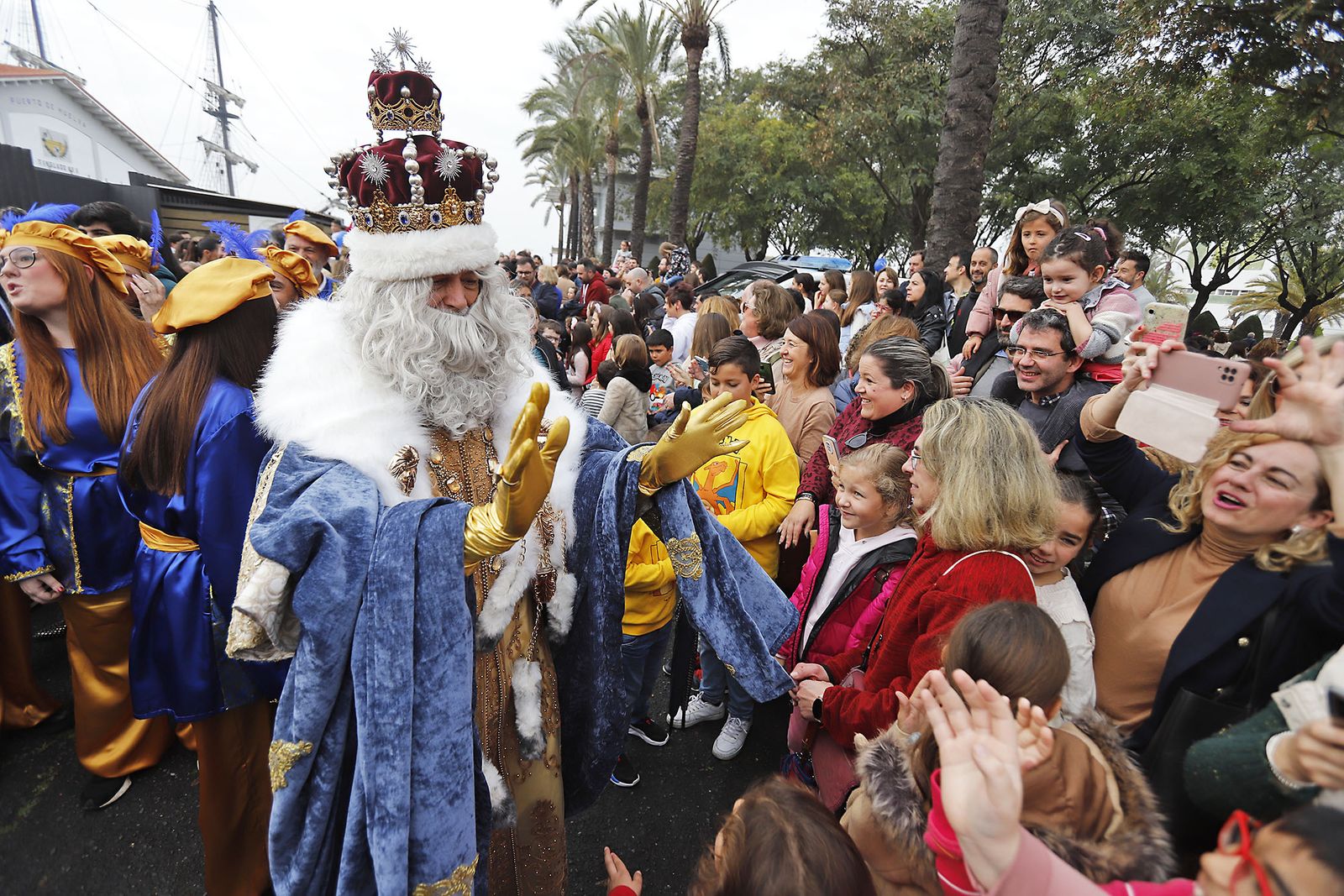 Imágenes de la mágica llegada de los Reyes Magos y la Estrella de la Ilusión a Huelva en barco