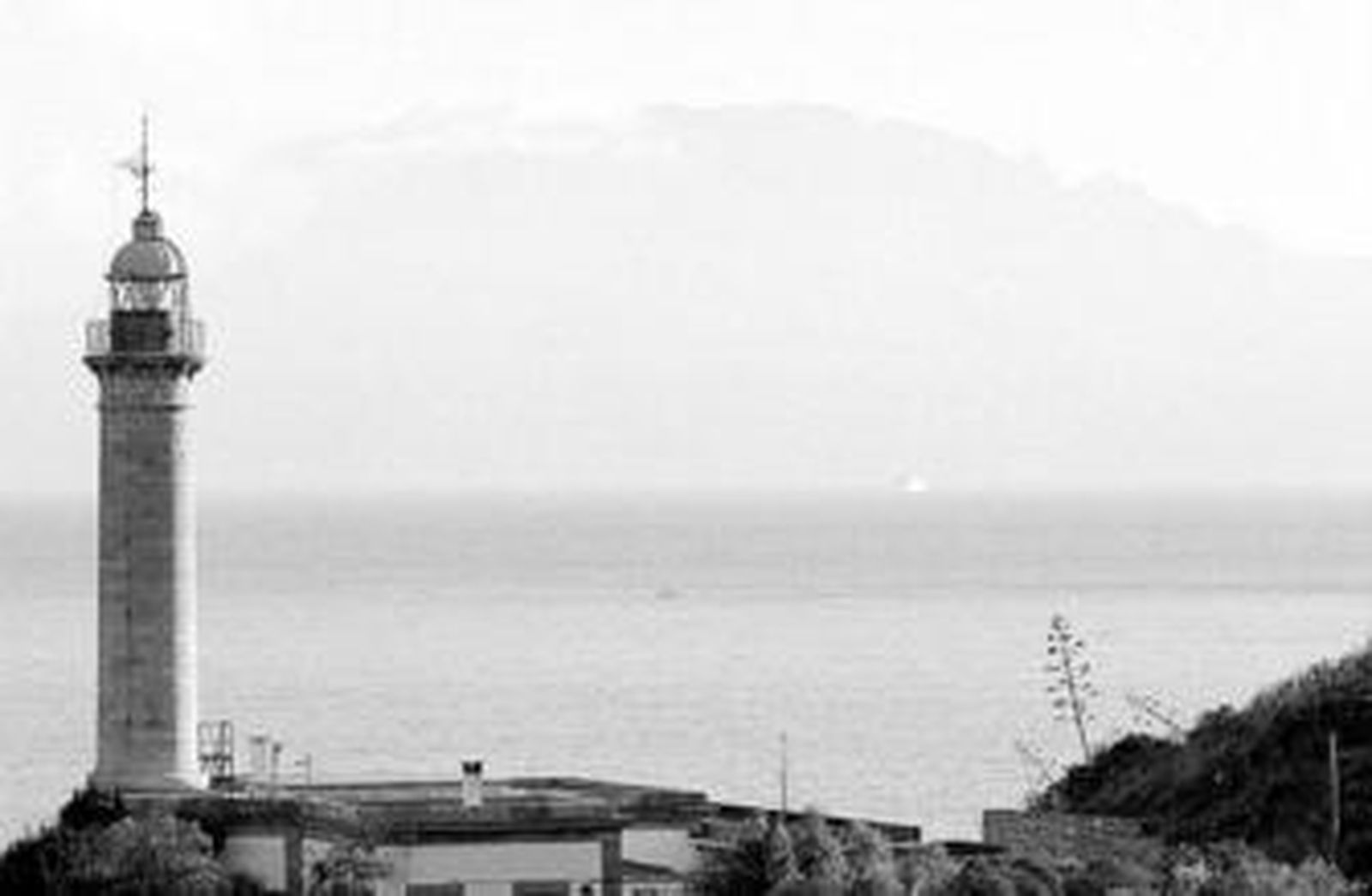 Imagen del faro de Punta Carnero, en Algeciras, en un día de niebla.