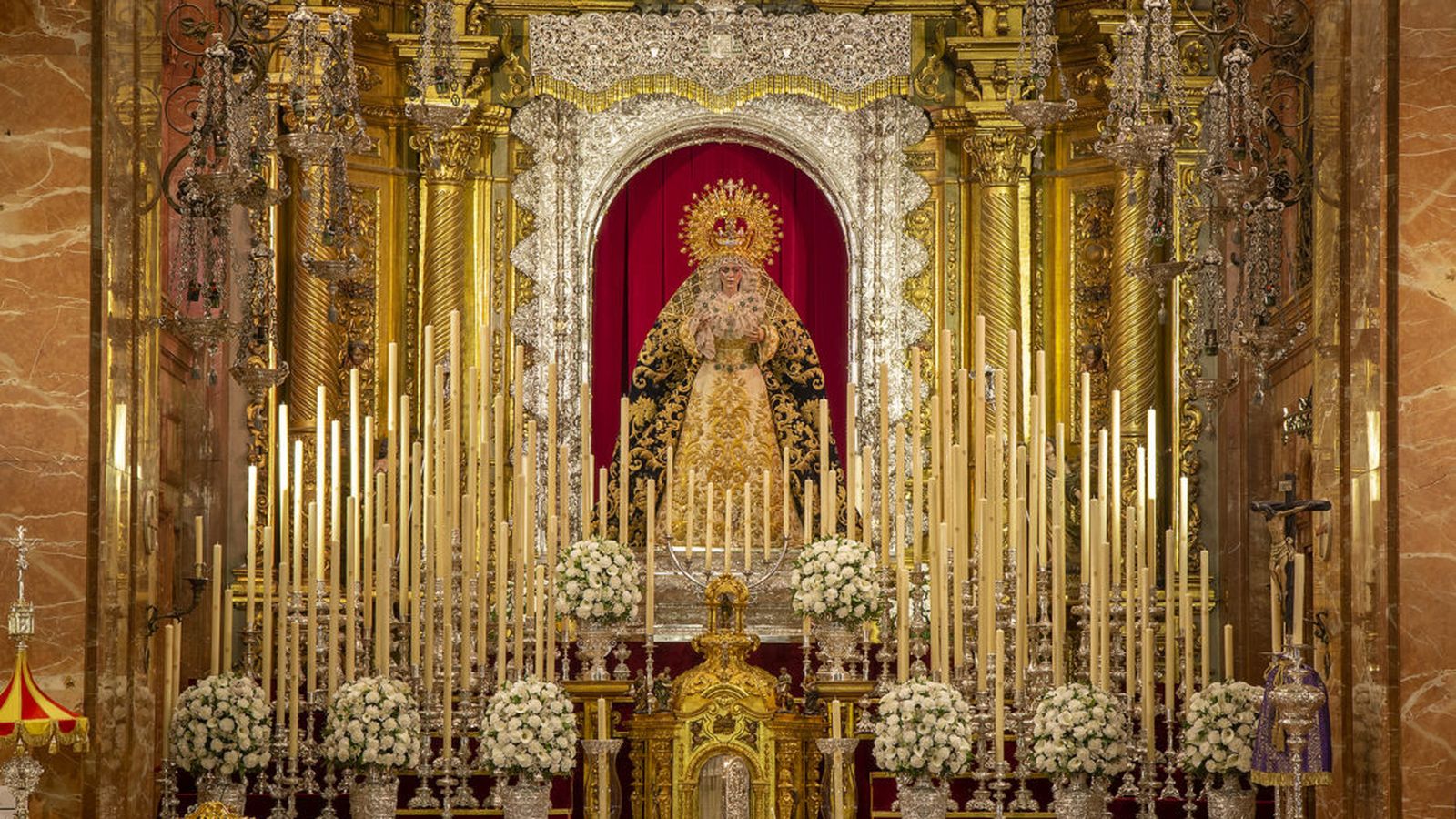 La Virgen de la Esperanza Macarena  en su altar de septenario