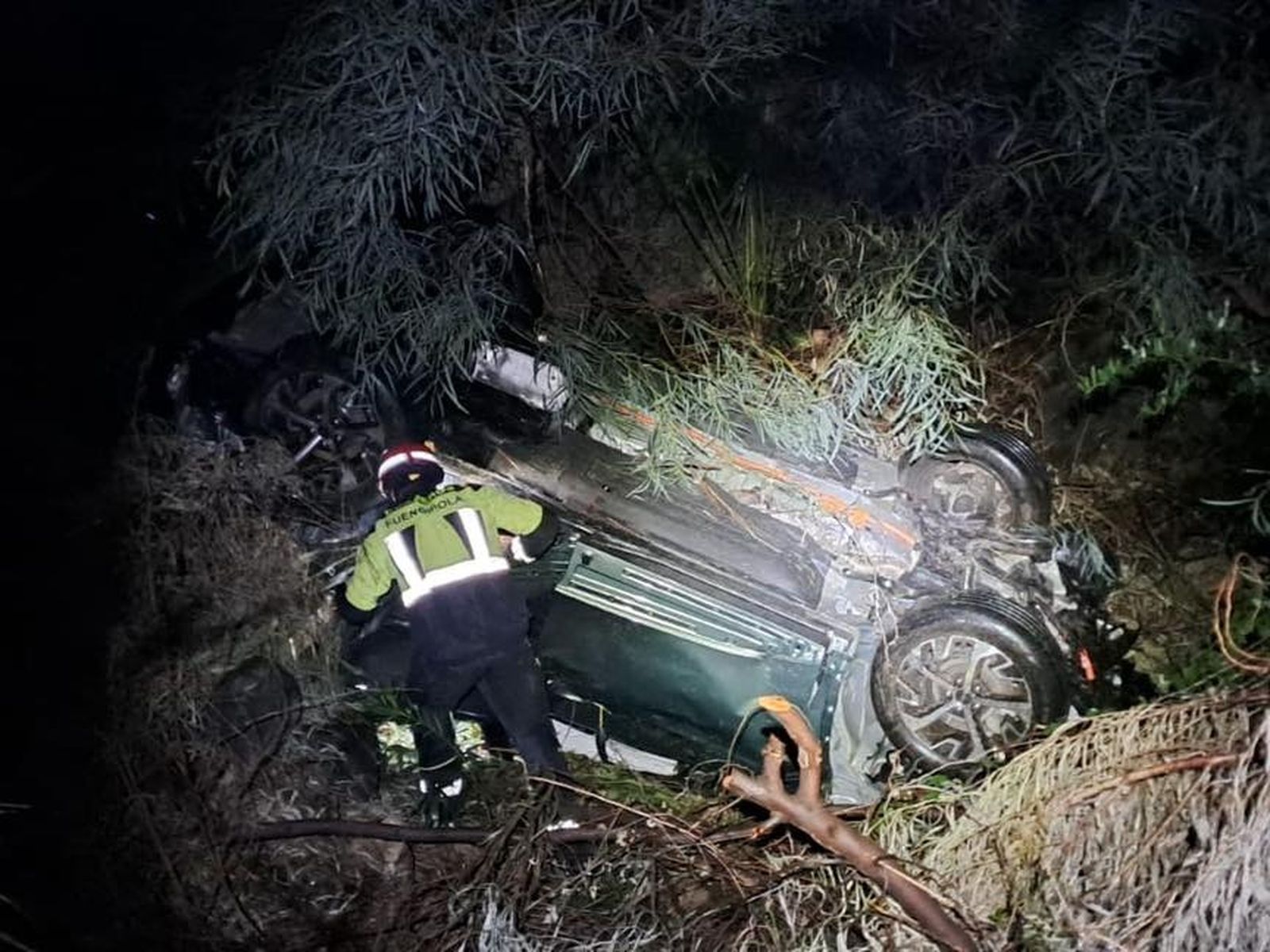 Bomberos trabajando en el lugar del accidente.