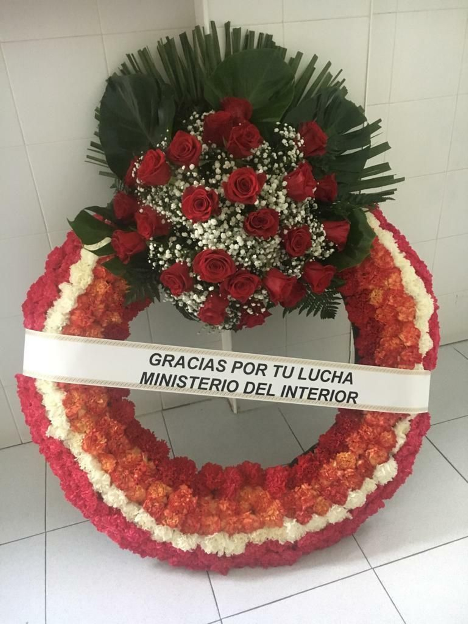 Corona del Ministerio del Interior en memoria de Isabel Rodríguez