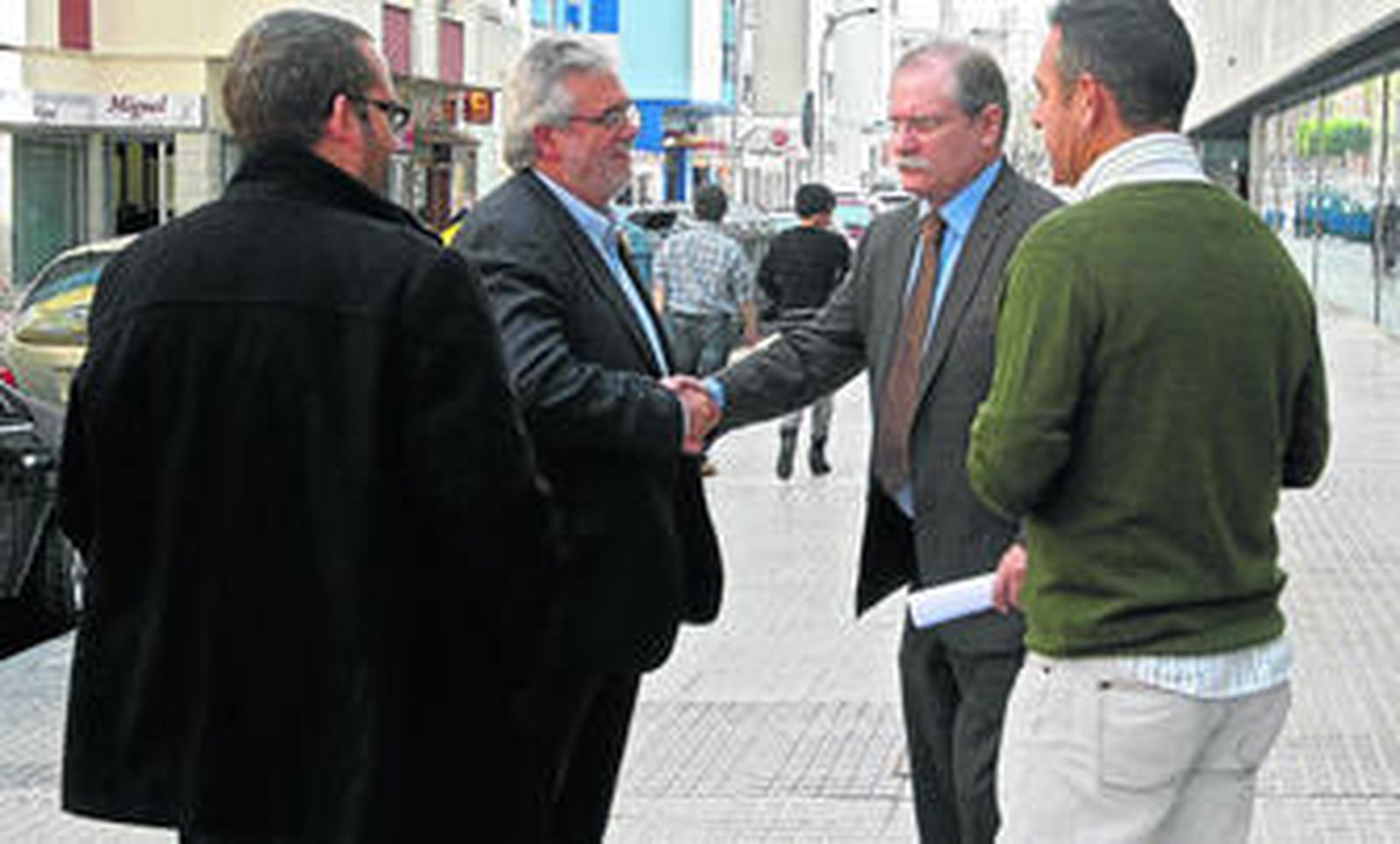 Florentino Manzano y Pedro Pablo Cañadas estrechándose ayer sus manos delante de las oficinas del club en presencia de Antonio Manzano (i) y Diego García.