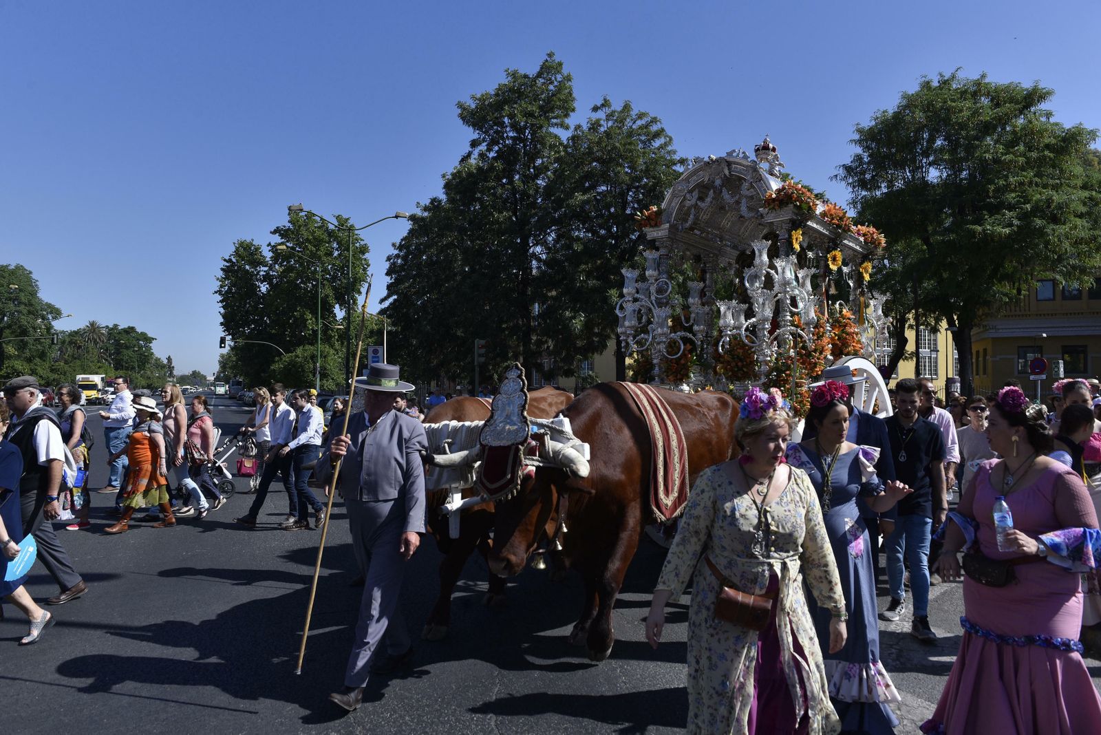 Salida de la Hermandad de El Cerro hacia El Rocío