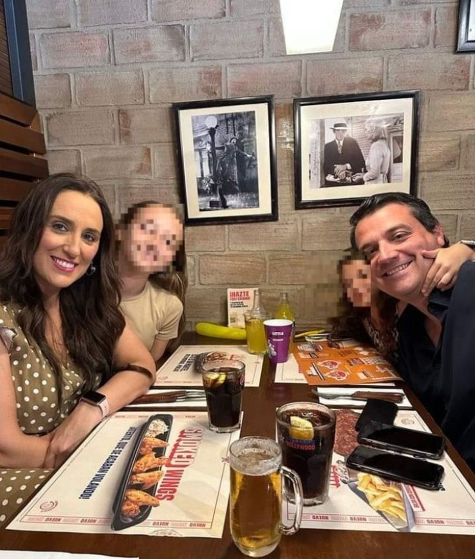Bellido junto a su mujer y sus dos hijas.