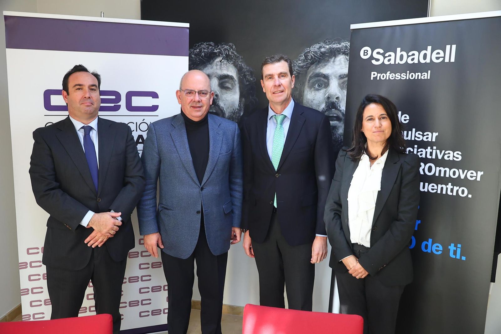 Representantes de la CEC y Sabadell posan tras la firma del acuerdo