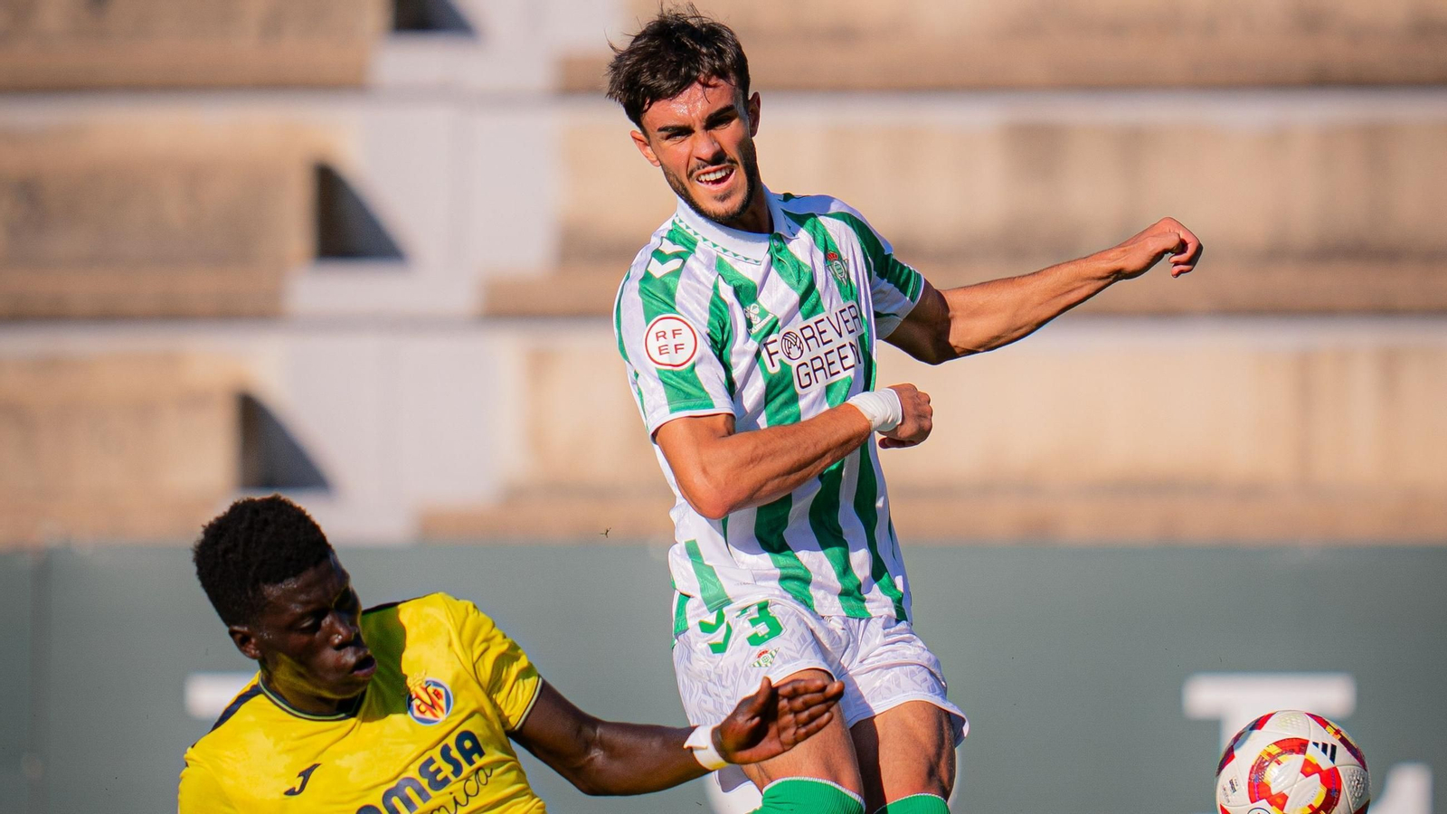 Lucas Alcazár coloca un centro en el duelo contra el Villarreal B