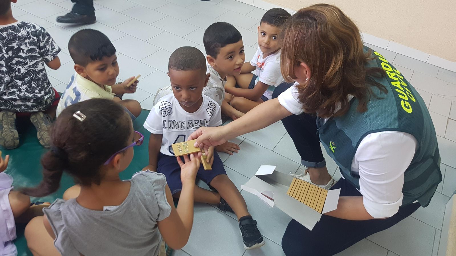 Los más pequeños reciben lápices de colores y otros obsequios.