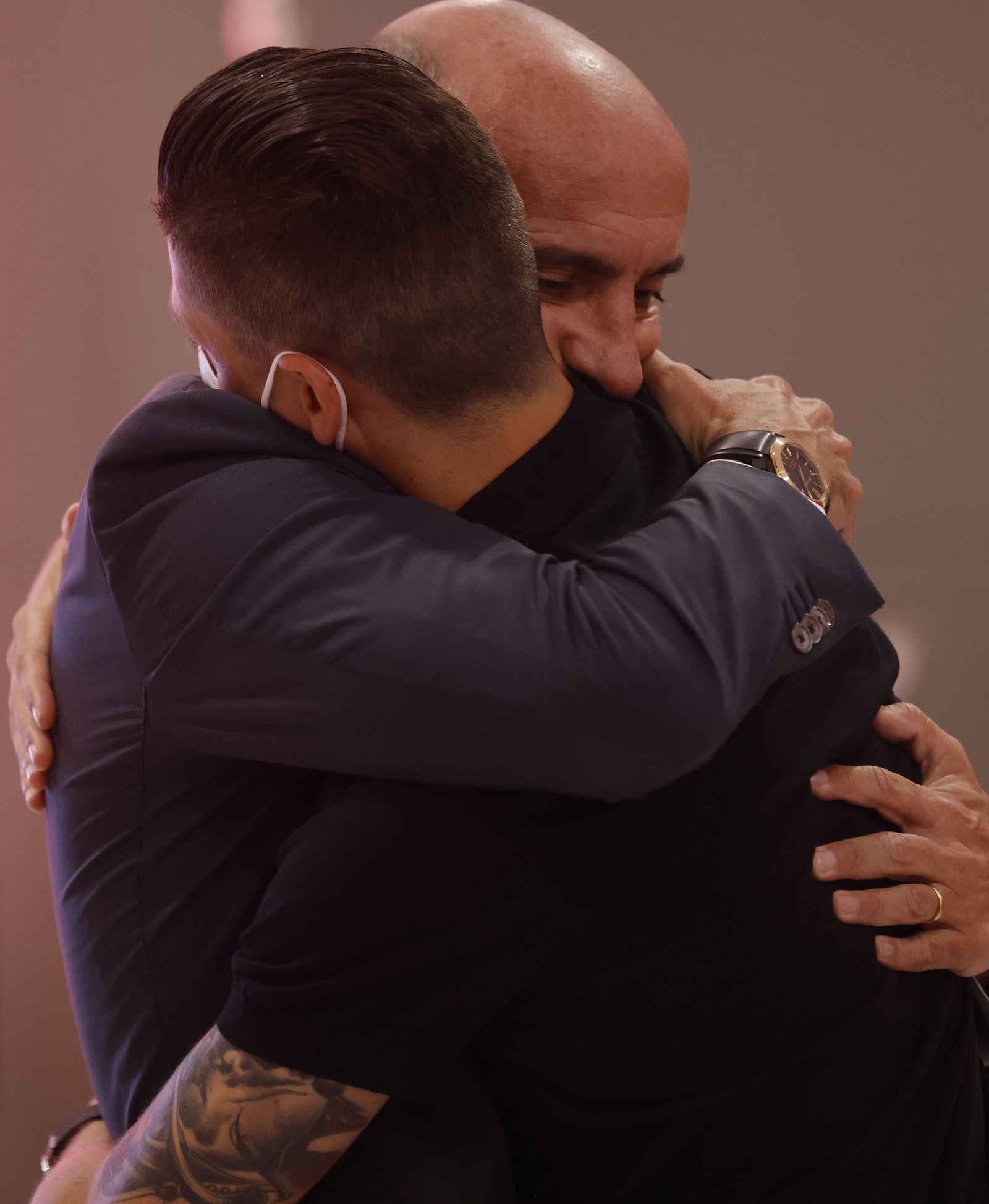 Monchi abraza muy sentidamente a Escudero.