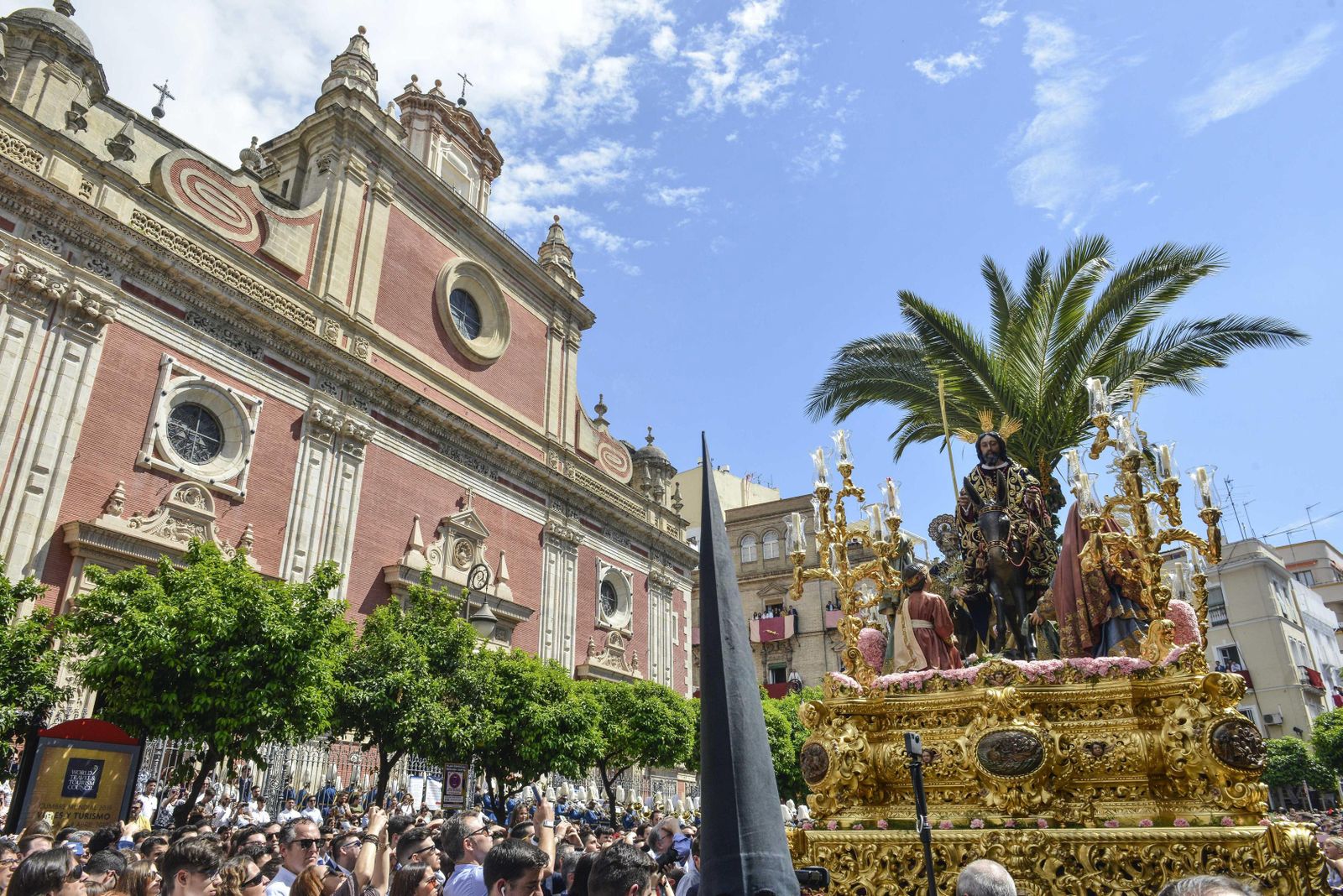 El tiempo se pone en marcha cuando Jesús baja la rampa del Salvador montado en una burra, es la Borriquita ya en las calles de Sevilla.