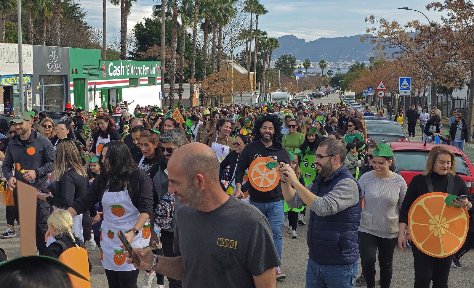 El pasacalles de carnaval del CEIP San García de Algeciras, en imágenes