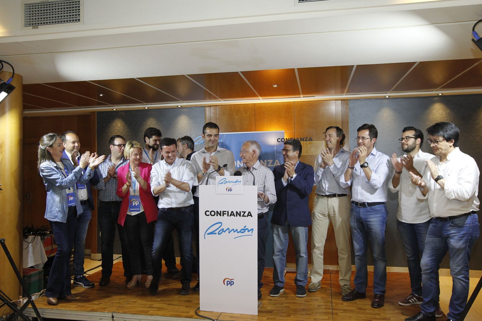 El bipartidismo salva el envite de la atomización