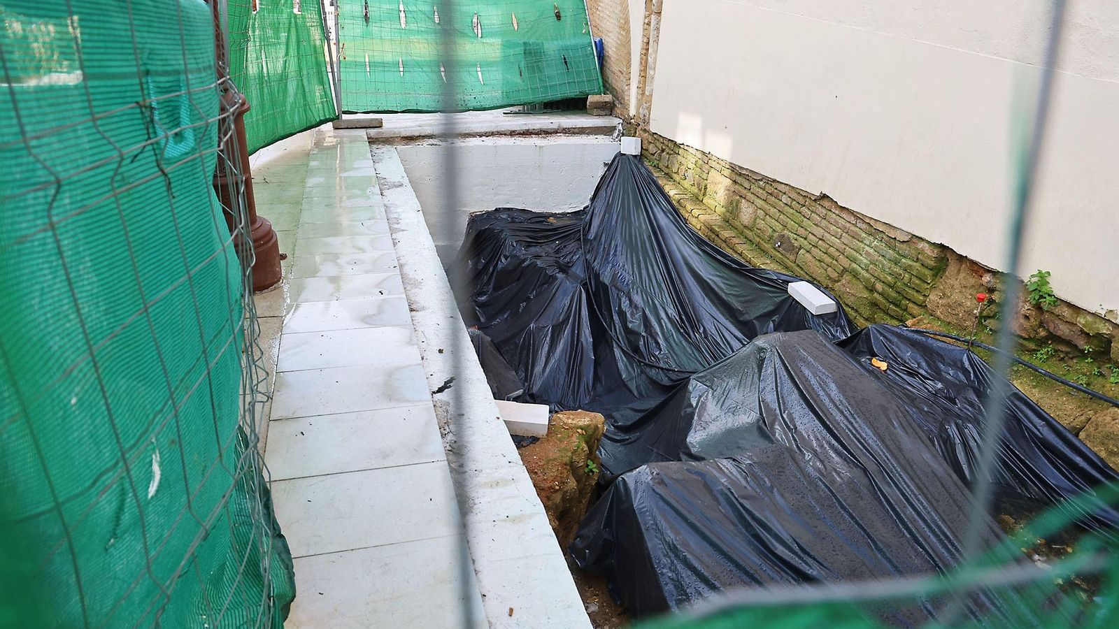 Restos tapados junto a la iglesia.