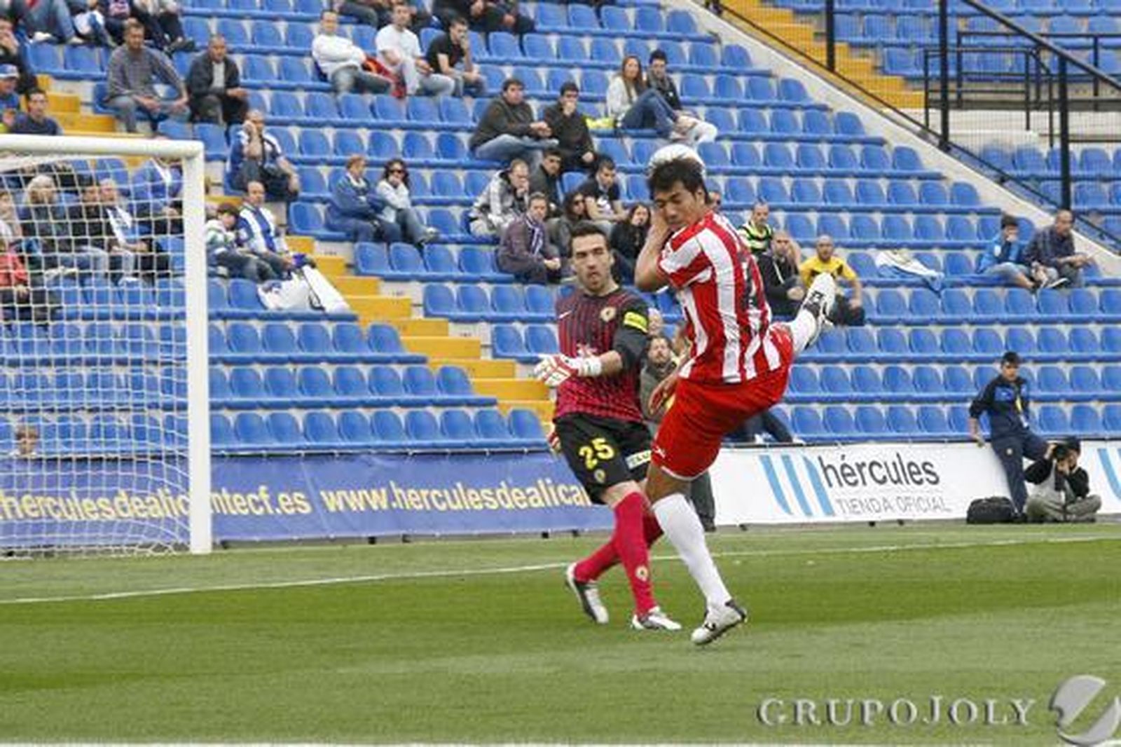 El Almería se lleva un punto del Rico Pérez y se mantiene en la pelea por las plazas de promoción. 

Foto: Rafael Gonzalez