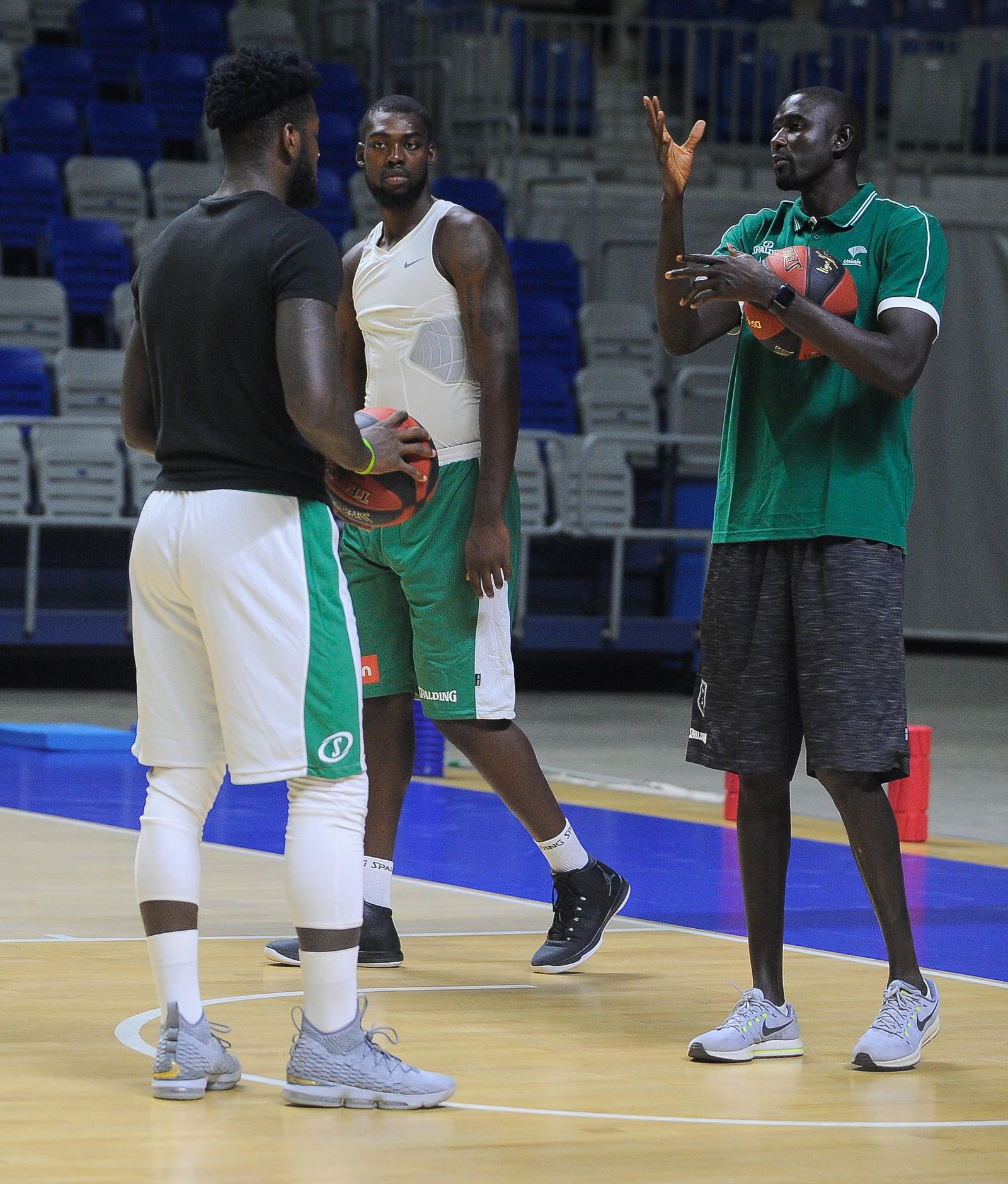 Boni Ndong dialoga con Mathias Lessort y Viny Okouo.