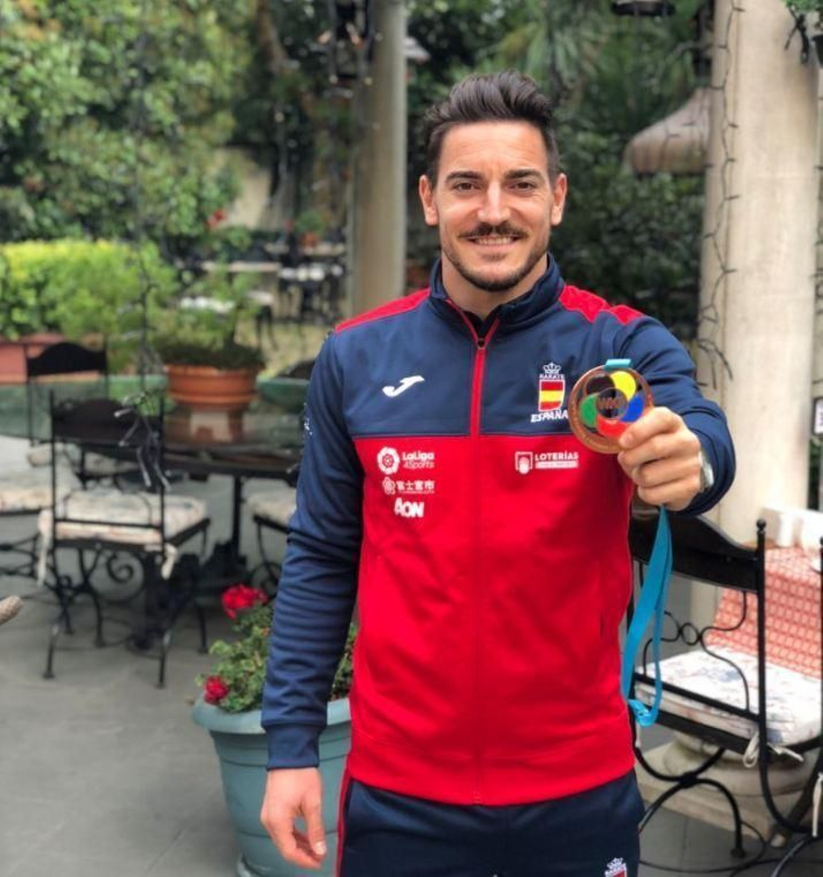 Damián Quintero posa con la medalla de bronce.