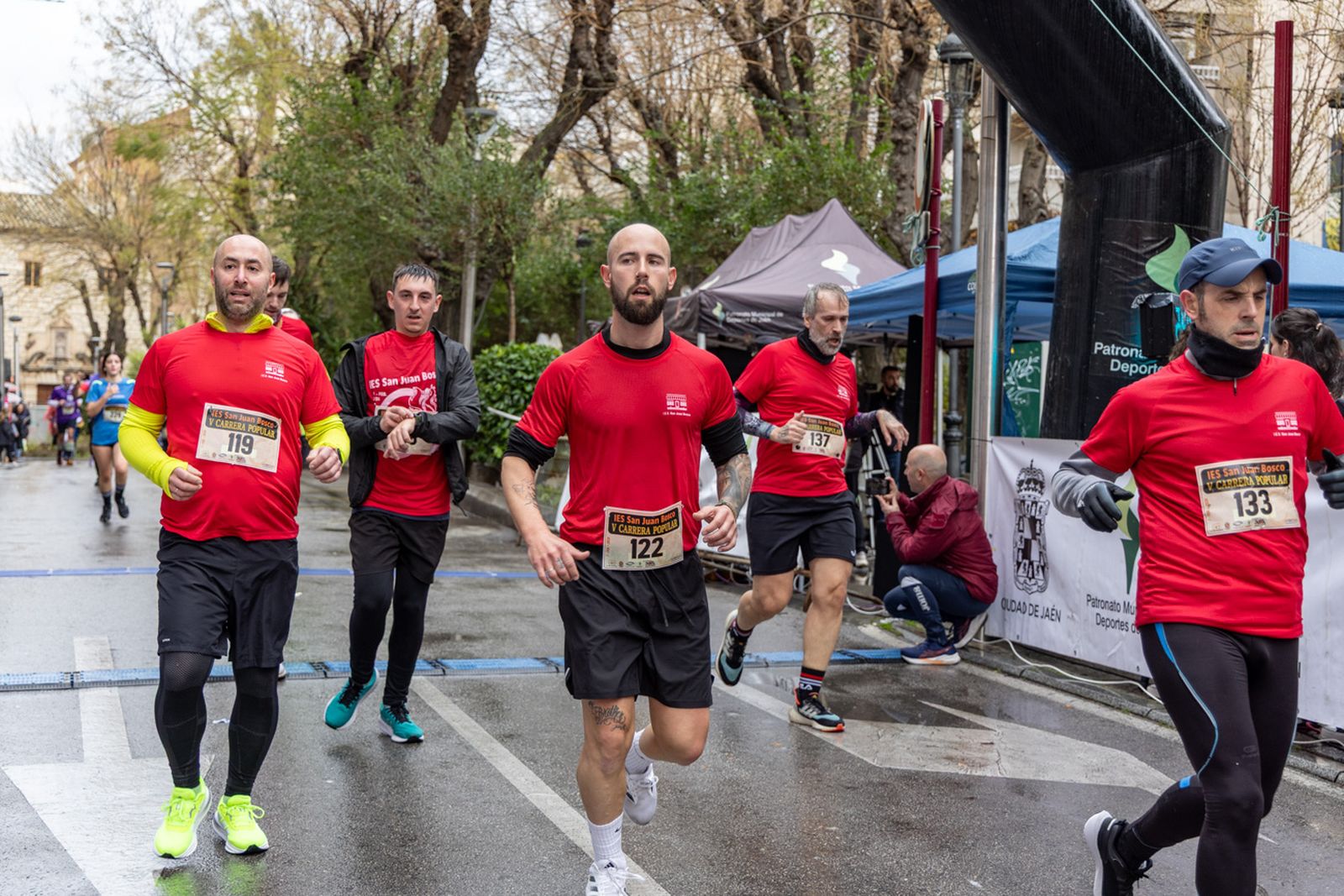 En imágenes: la lluvia no frena a más de un millar de corredores en la V Carrera Popular del IES San Juan Bosco (2)