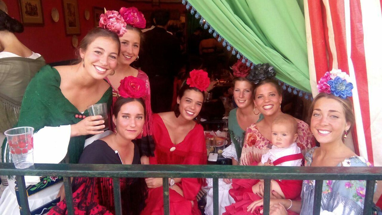 Colorido y belleza en el interior de una caseta de la Feria de Abril de Sevilla.