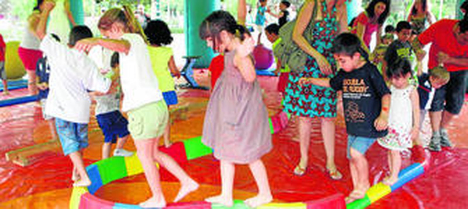 1. Las actividades en el Taller de Circo La Berta incluyen tanto a niños como a adultos . 2. Multitud de visitantes participaron, ayer, en los juegos de la carpa situada en la explanada exterior del Palacio de Congresos. 3. Los más pequeños de la casa pudieron disfrutar mientras aprendían y daban rienda suelta a sus habilidades.