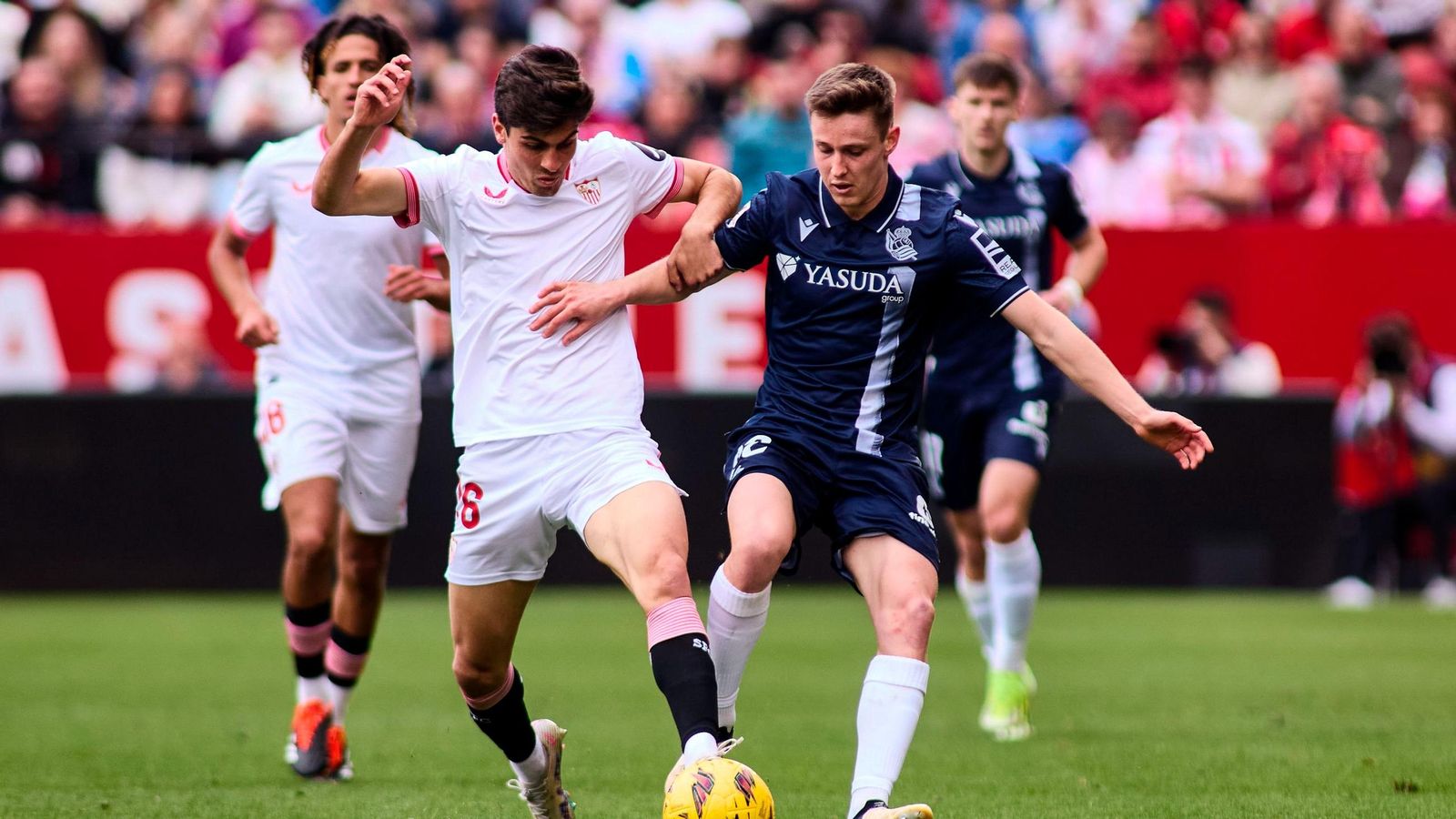 Juanlu Sánchez disputa un balón contra Beñat Turrientes en el Sánchez-Pizjuán.