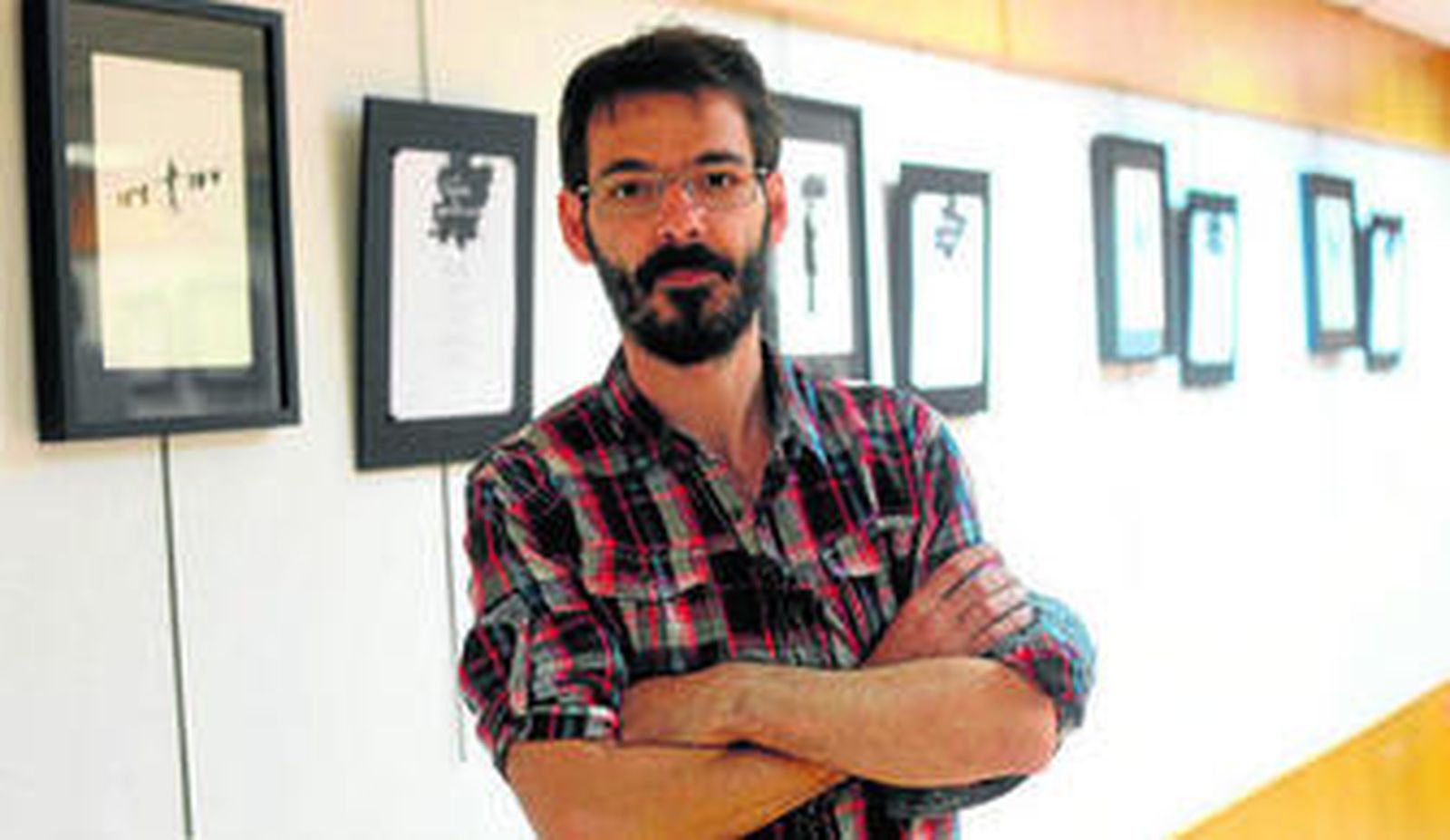 Miguel Guillén, ayer, momentos antes de la inauguración de la exposición en la sala Fernando Quiñones del Palillero.