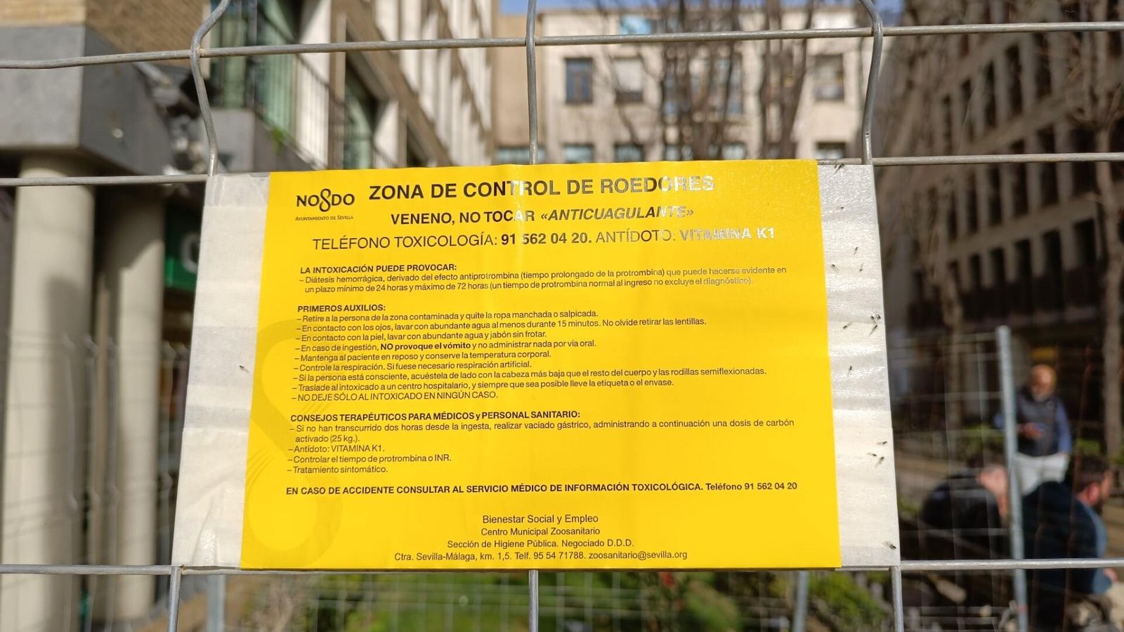 Cartel que advierte de labores de "control de roedores".