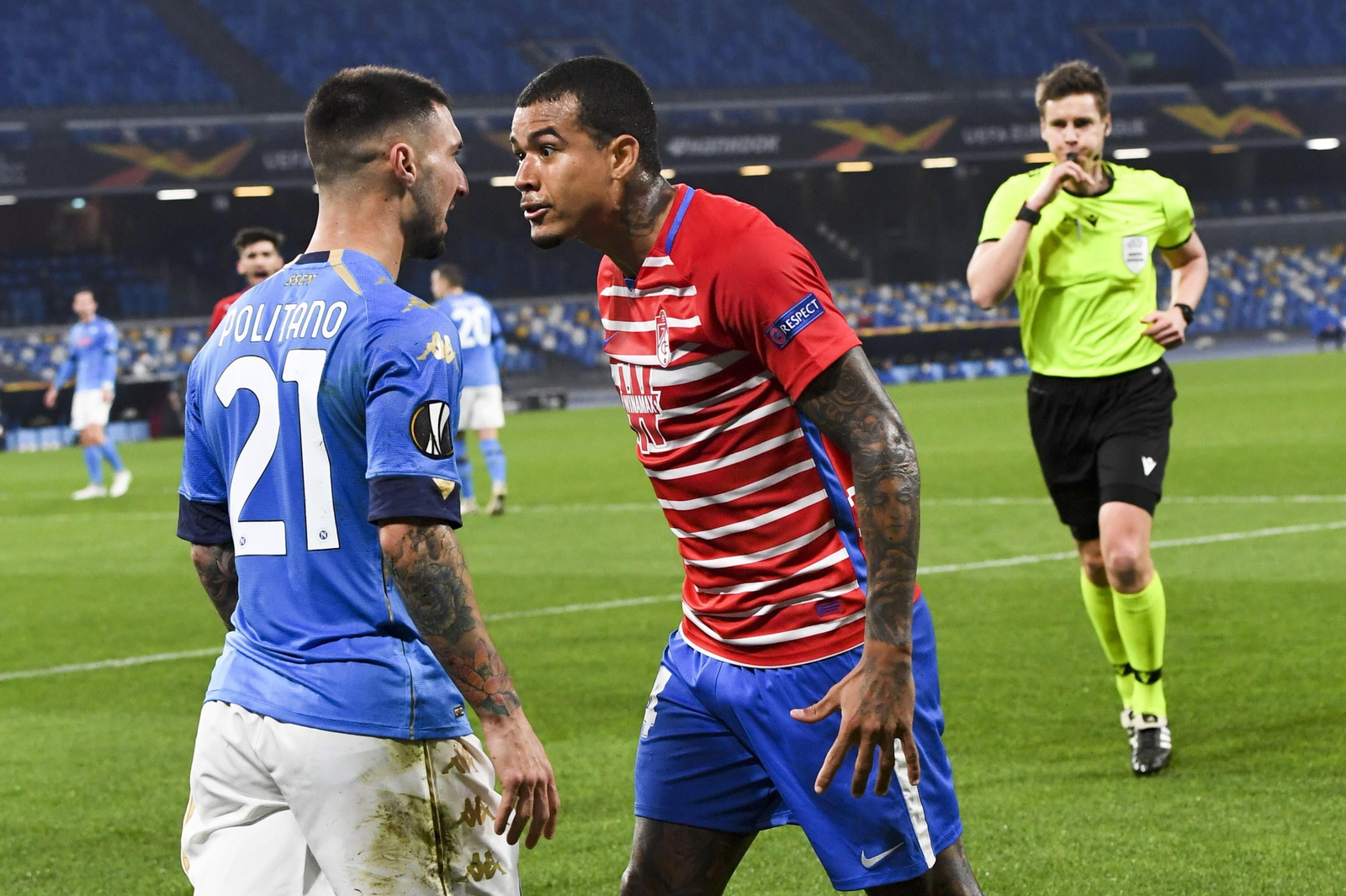 Kenedy se encara con Politano.