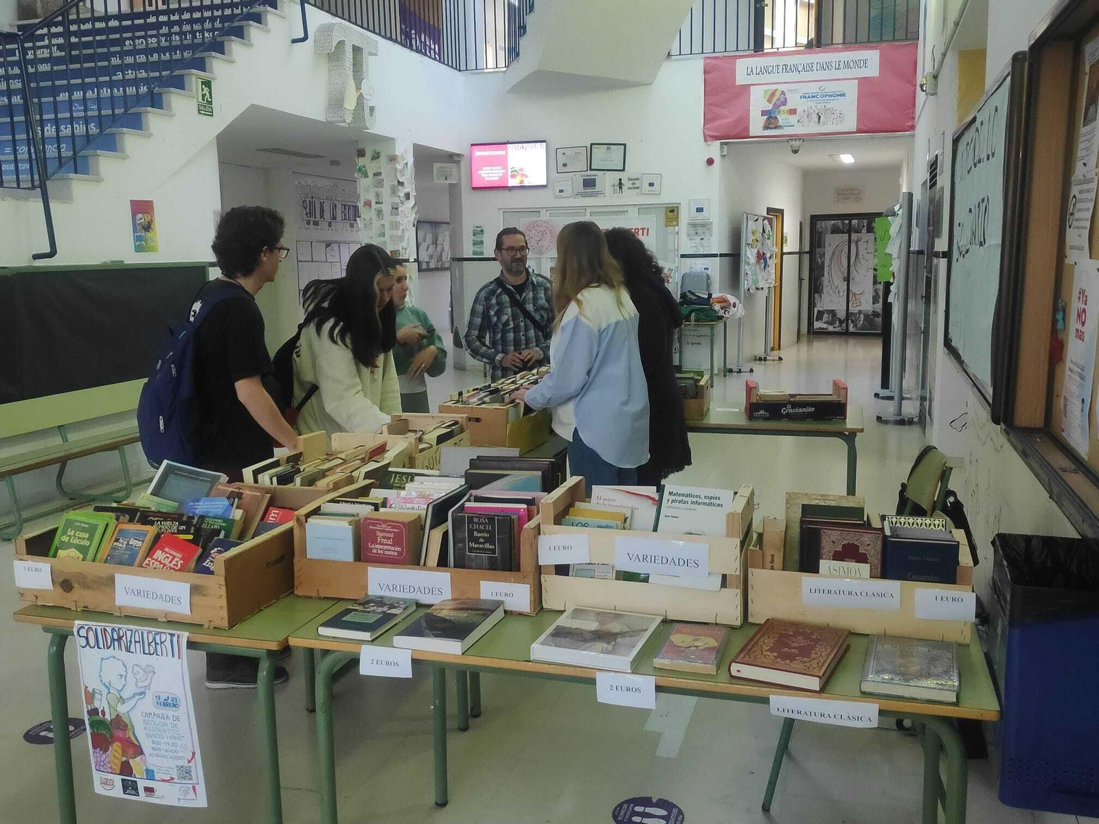 Mercadillo solidario de libros usados en el IES Rafael Alberti. Mercadillo solidario de libros usados en el IES Rafael Alberti.
