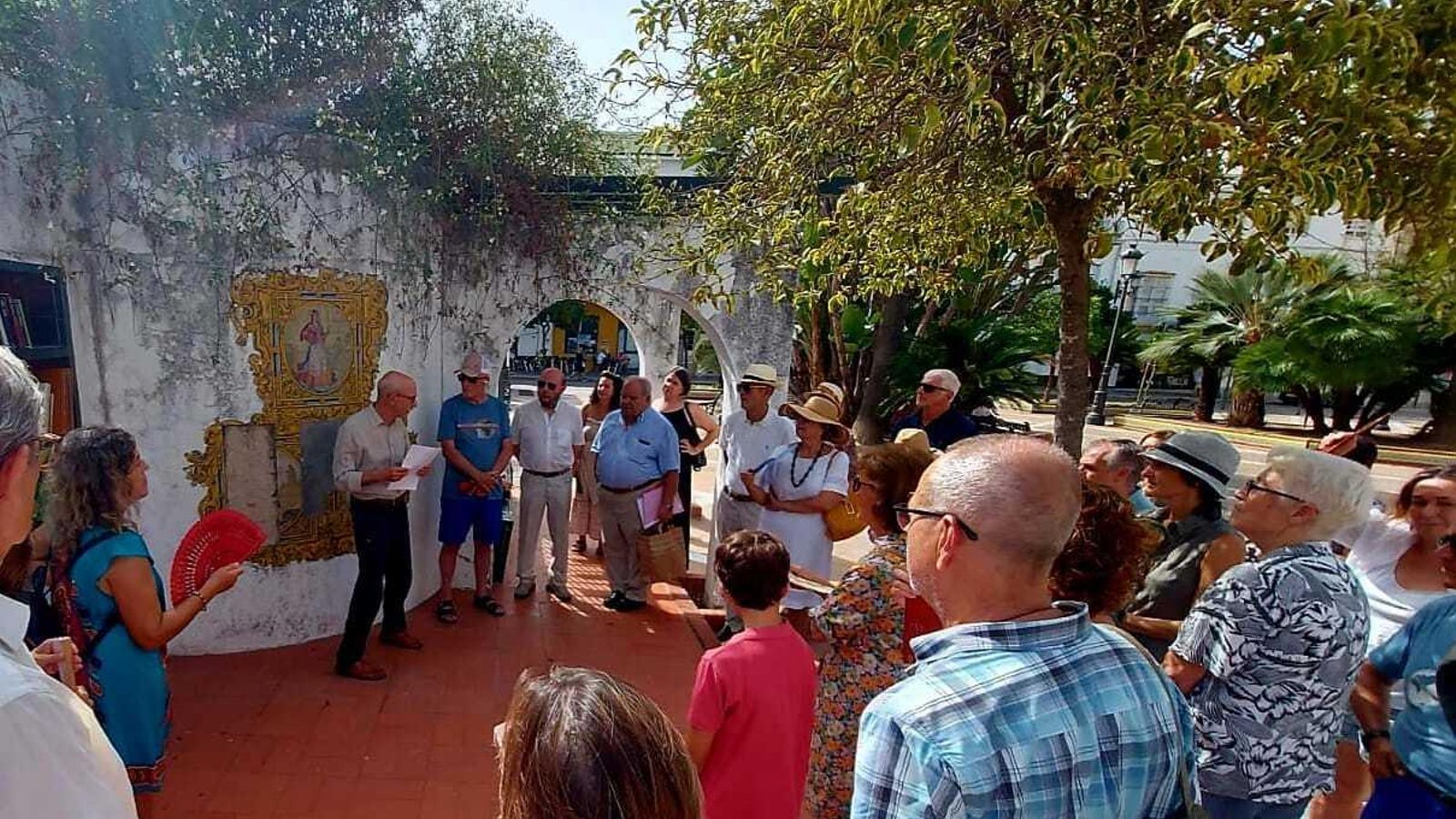 El público asistente reclamó que se repongan los elementos y azulejos desaparecidos y se arregle la totalidad del monumento. El público asistente reclamó que se repongan los elementos y azulejos desaparecidos y se arregle la totalidad del monumento.