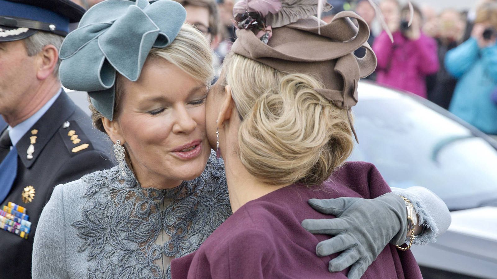 Las reinas Matilde y Máxima se saludan afectuosamente en una imagen de archivo.