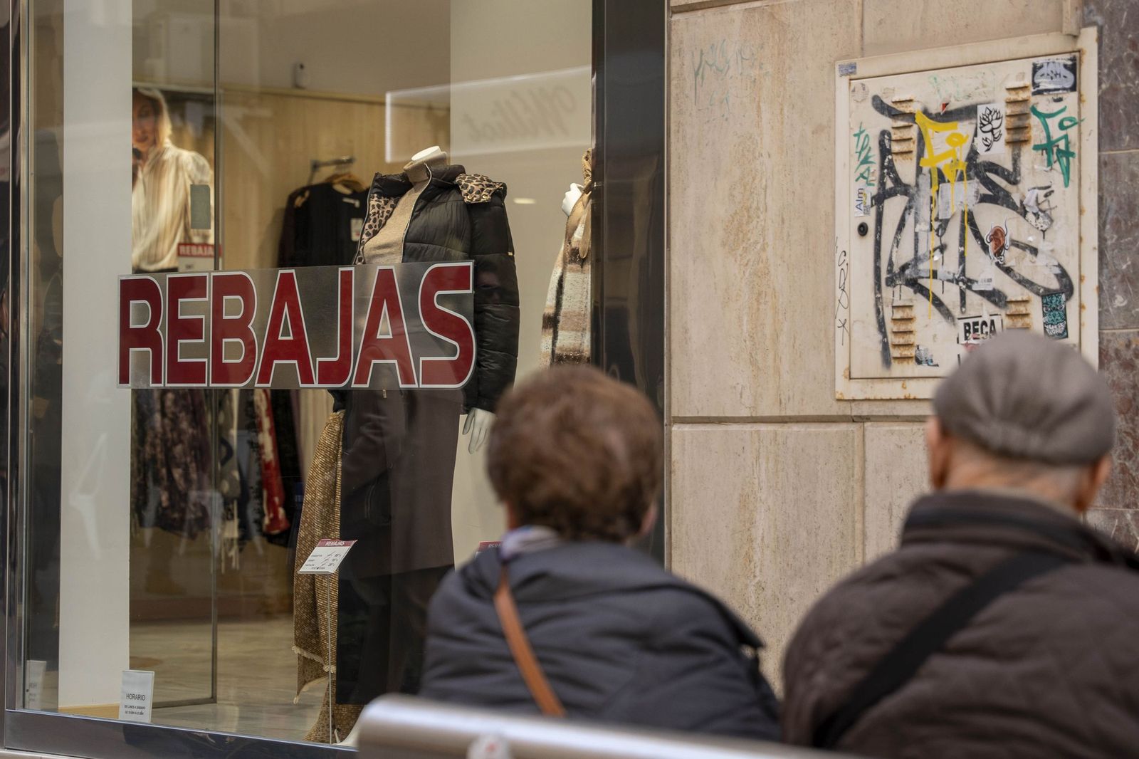 El comienzo de la campaña de rebajas en Almería, en imágenes