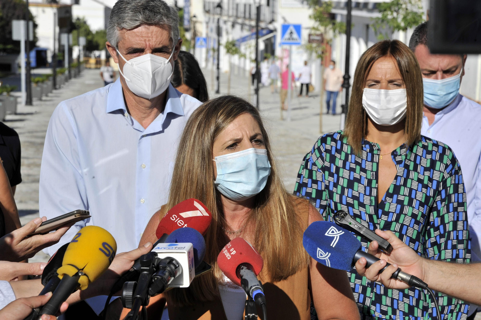La presidenta de la Diputación, Irene García, junto al alcalde de Arcos, Isidoro Gambín y la diputada, Ana Carrea.
