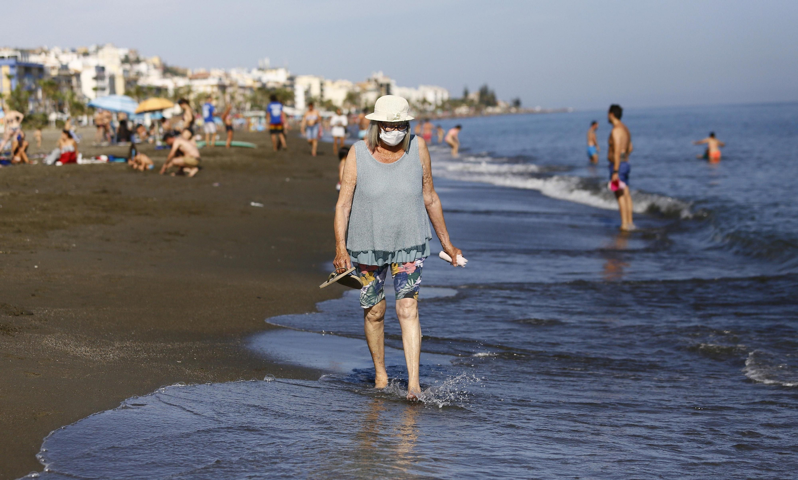 Fotos de las playas de Rincón de la Victoria: bandera verde a los bañistas