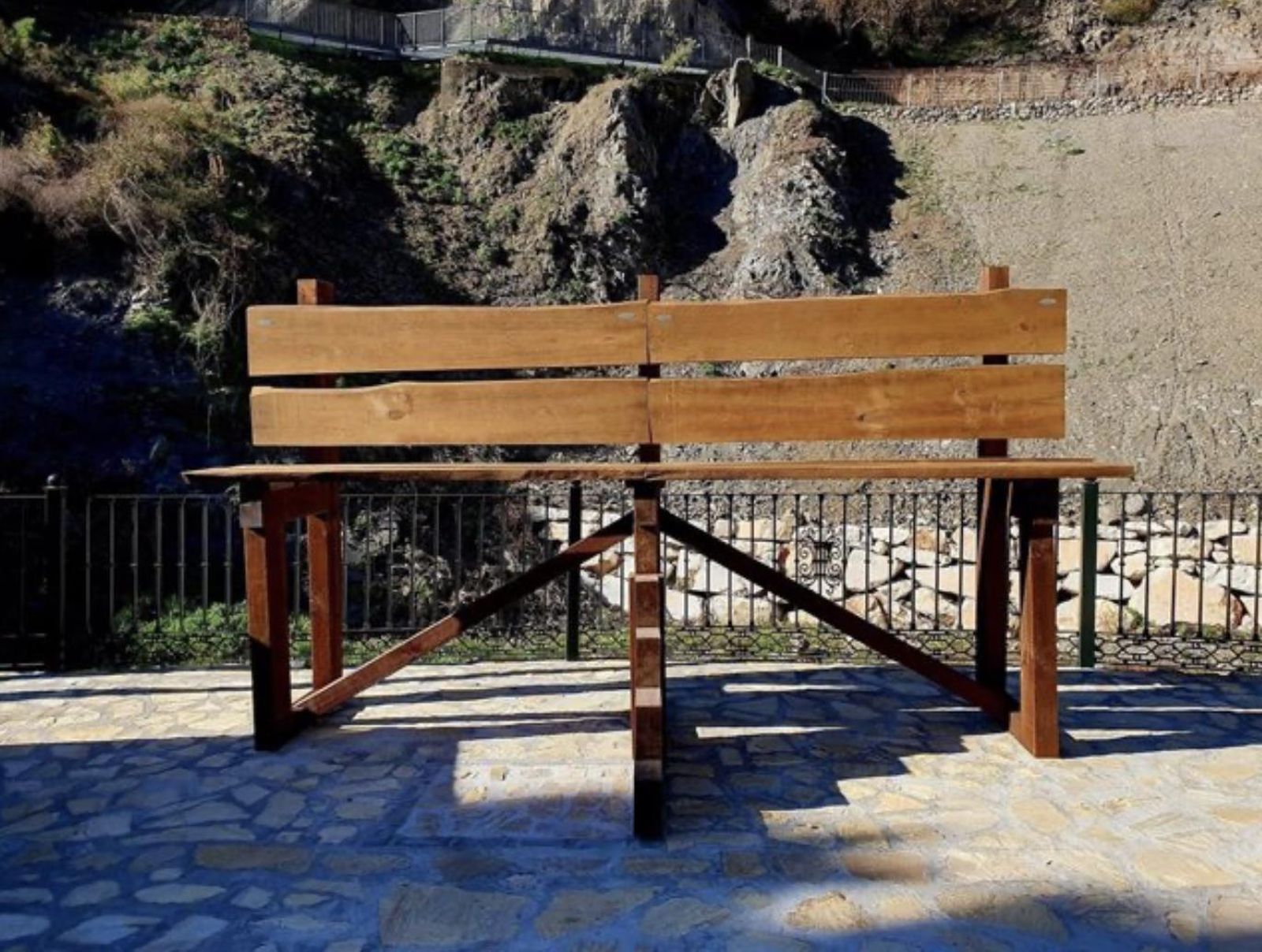 El banco gigante de Árchez, ubicado a los pies de la Ruta de los Molinillos y a orillas del río Turvilla.