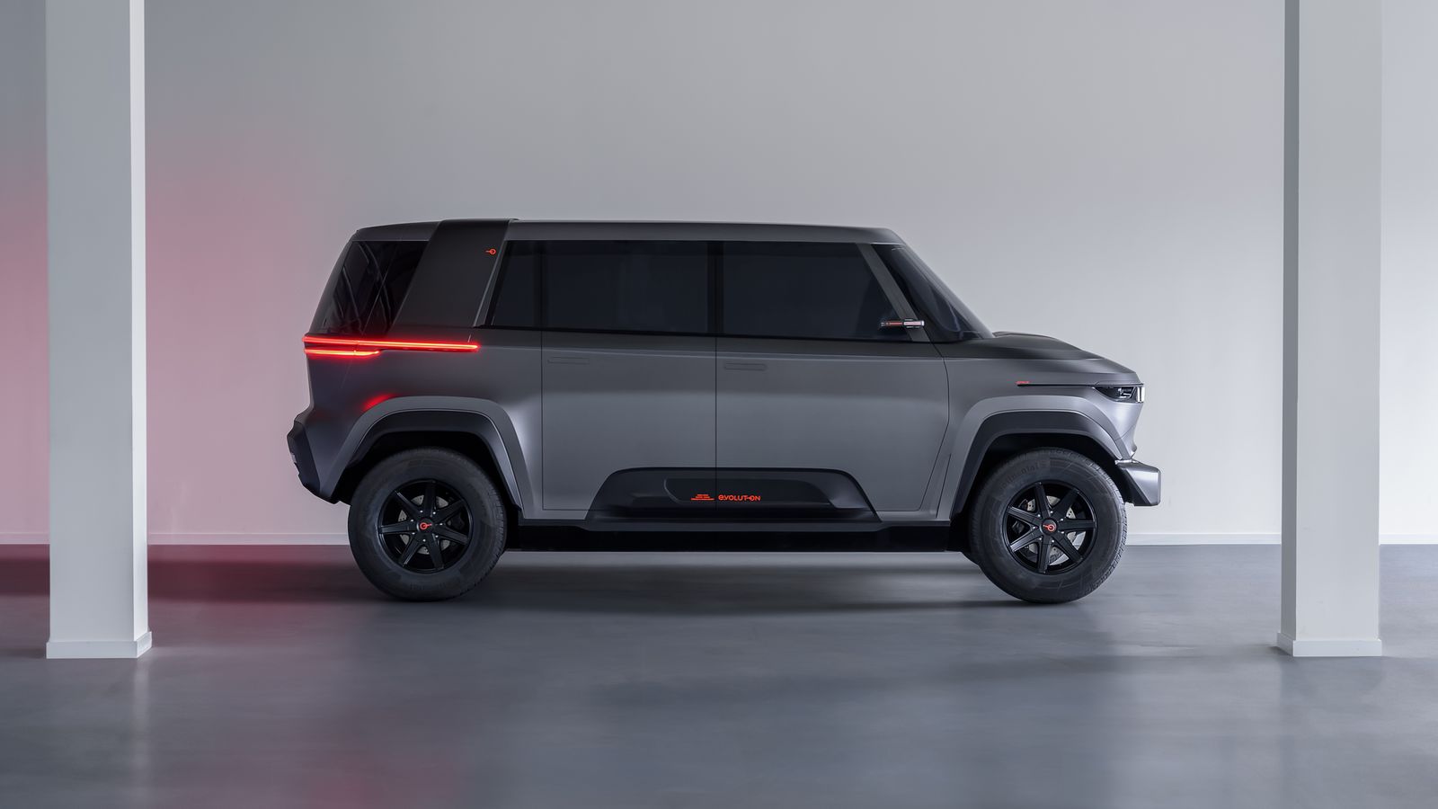 Las ruedas traseras, como las delanteras, son direccionales en este Space. La velocidad máxima será de 160 km/h.