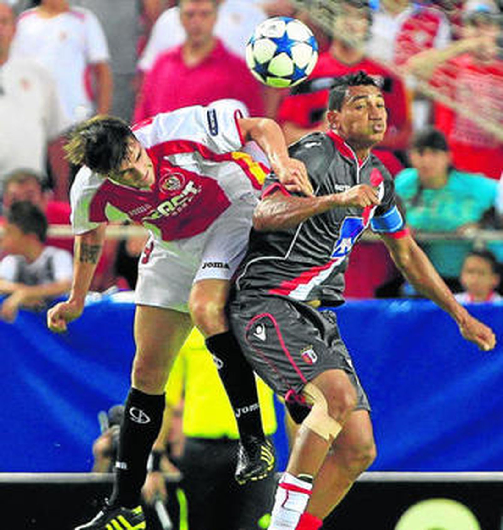 El sevillista Cigarini (i) pugna con Vandinho por el balón.