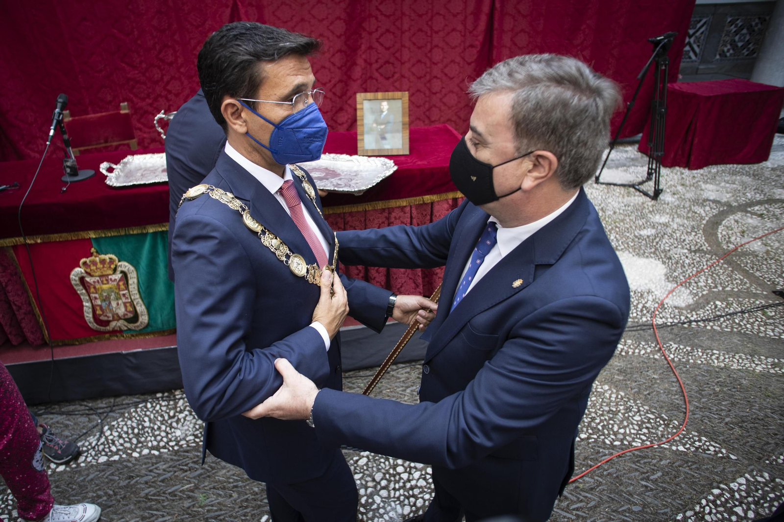 Paco Cuenca saluda al que fue su rival en la votación del miércoles, el popular Francisco Fuentes