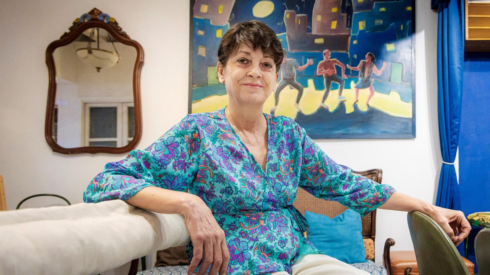 Dolores Serrano Cueto, en la sala que la asociación reserva para obras de teatro.