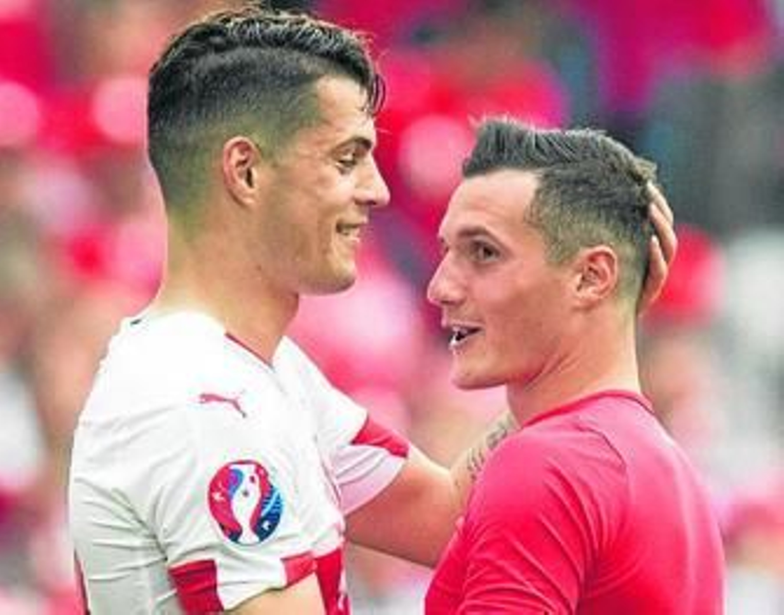 Granit Xhaka (izquierda) abraza a su hermano Taulant.