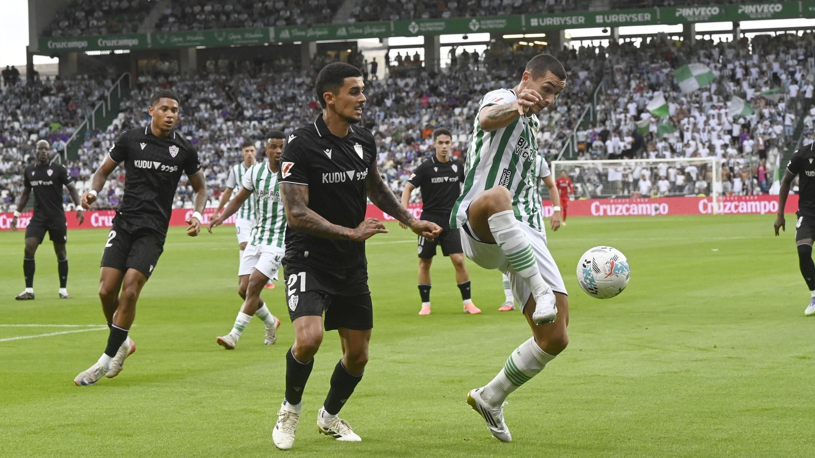 Adri Fuentes controla el balón en presencia de Chirino.