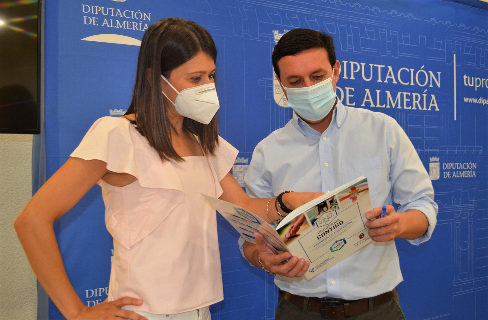 La diputada de Bienestar Social, Ángeles Martínez, con el presidente de la Diputación, Javier A. García.