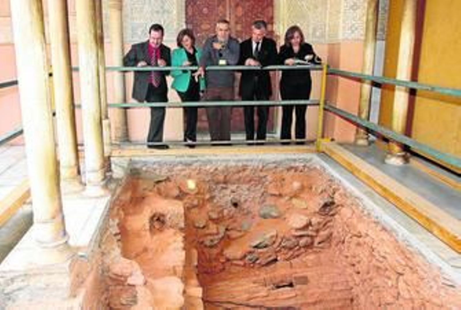 Malpica explica los diferentes niveles de la excavación.