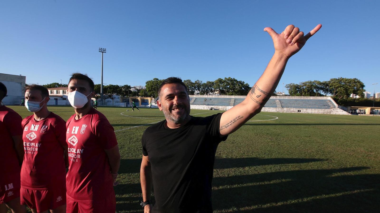 Emilio Fajardo, técnico azulino, saluda a la afición en la presentación del equipo en el Pedro Garrido.
