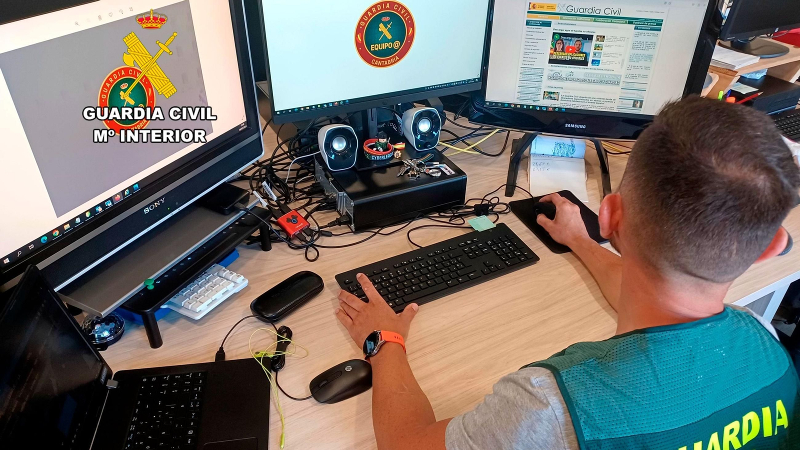 La Guardia Civil desarticula un grupo de narcos que operaba en el Estrecho gracias a sus mensajes de WhatsApp.