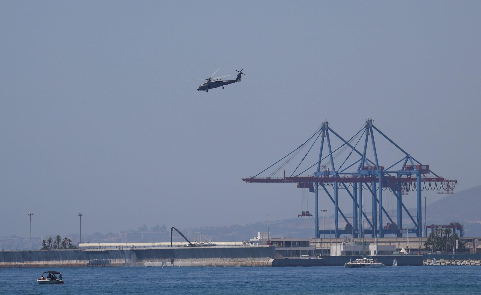 Los buques de la Armada 'Juan Carlos I' y 'Galicia' ya están en Málaga para el desembarco, en fotos