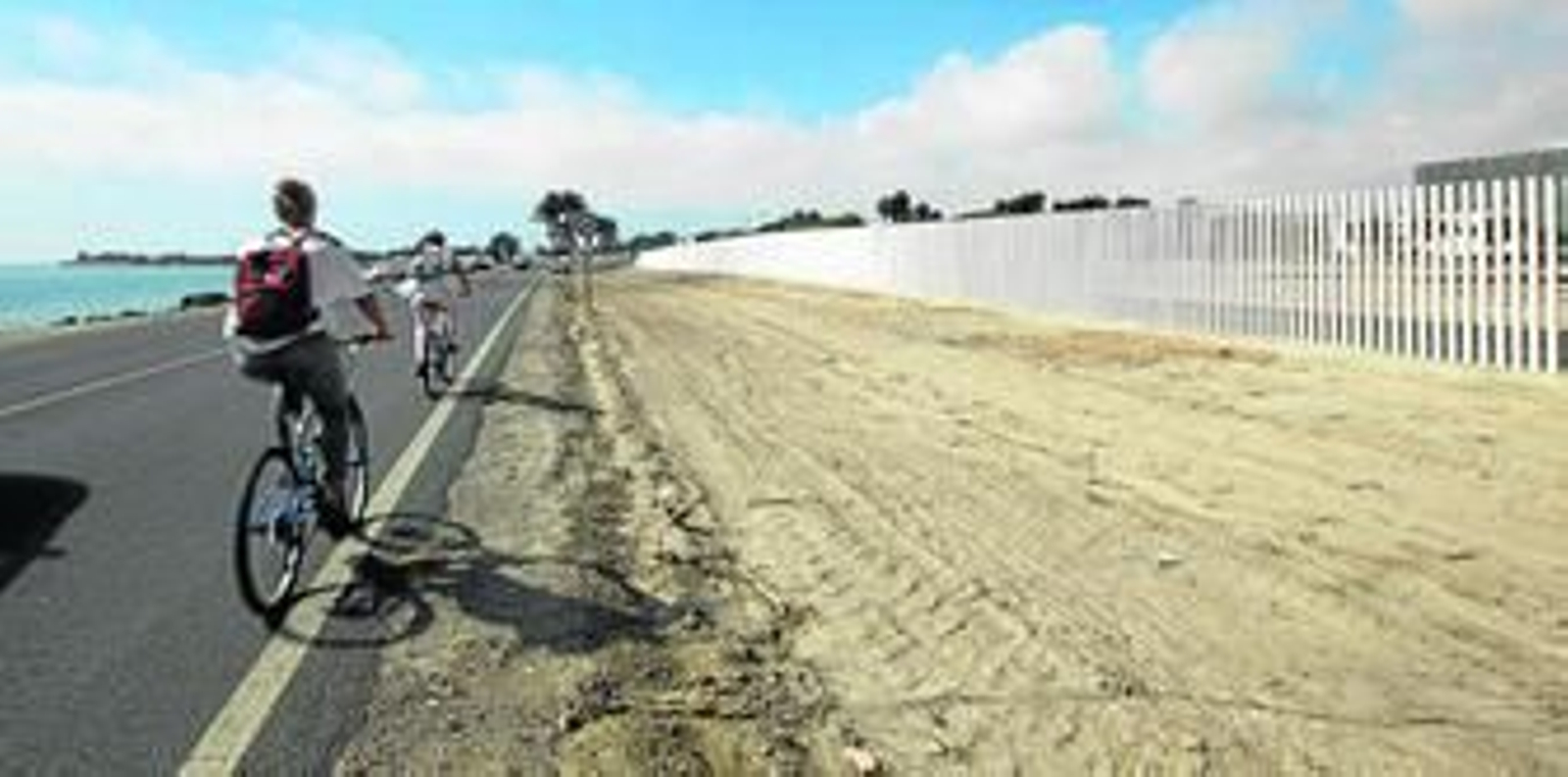 Para entrar al recinto universitario es necesario dirigirse a los puntos de acceso limitdos por el nuevo vallado.