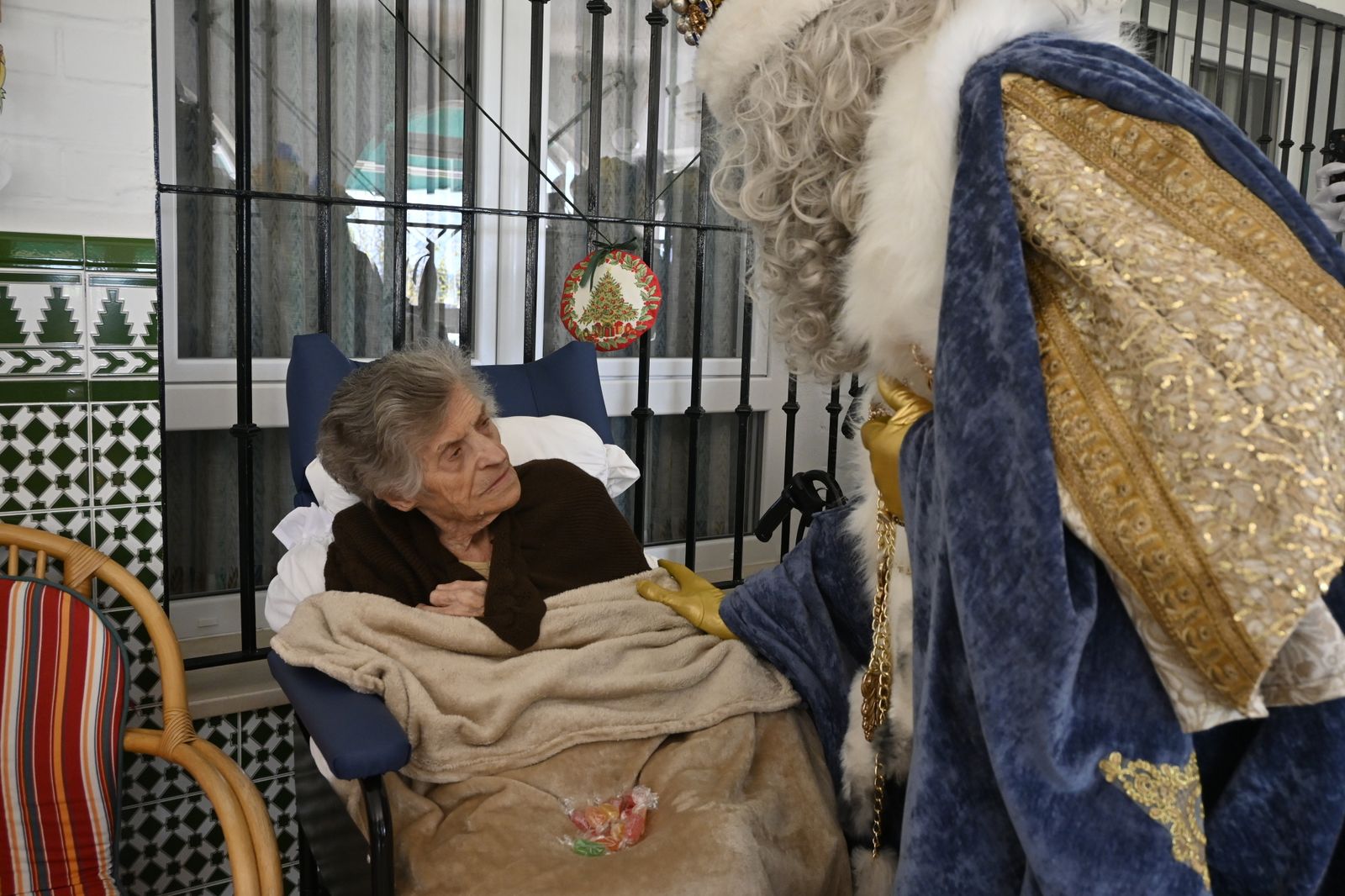 Visita de los Reyes Magos a los ancianos de los asilos de Huelva, en imágenes