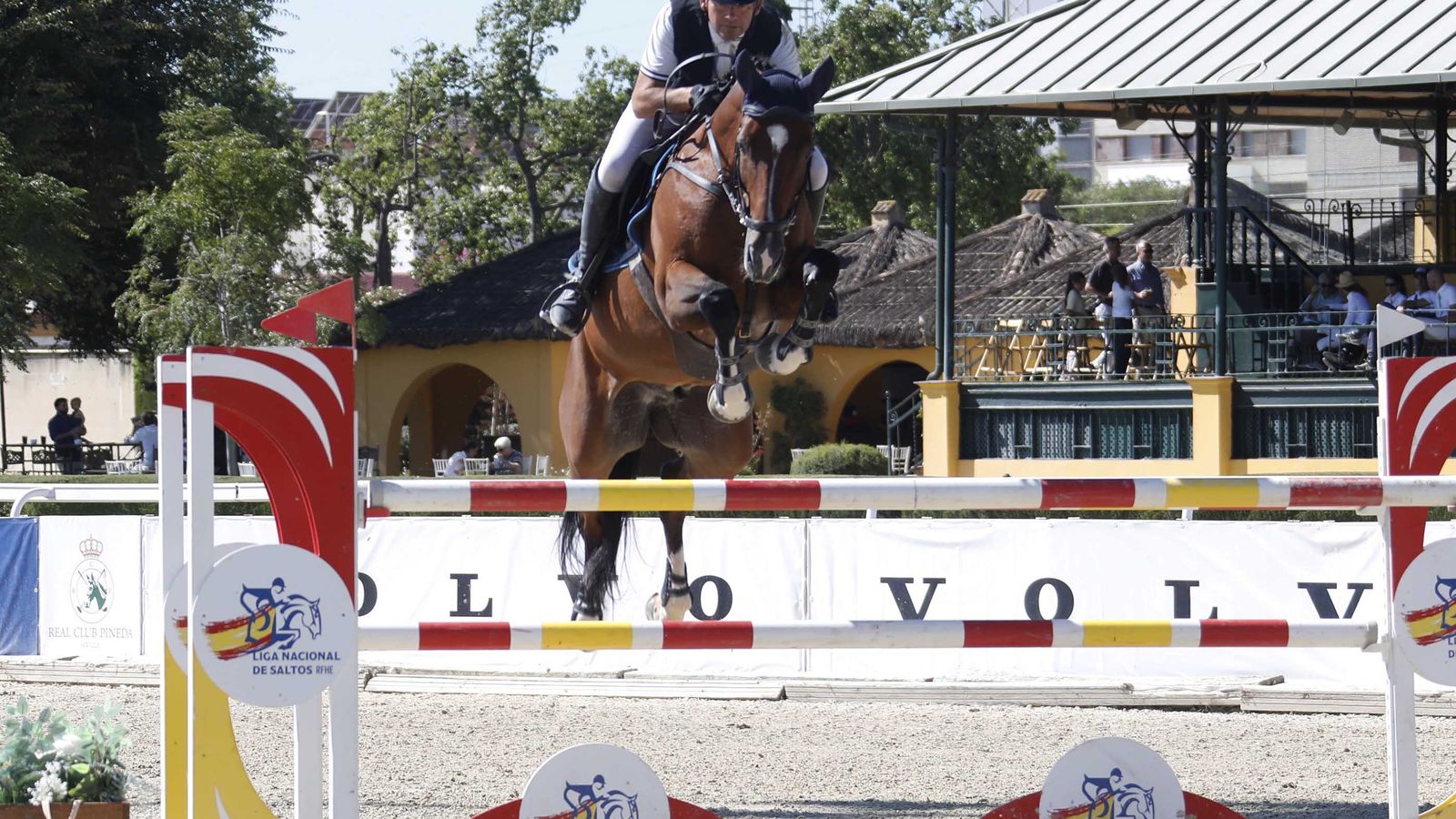 El sevillano Jesús Torres salta con 'Kannantos'.
